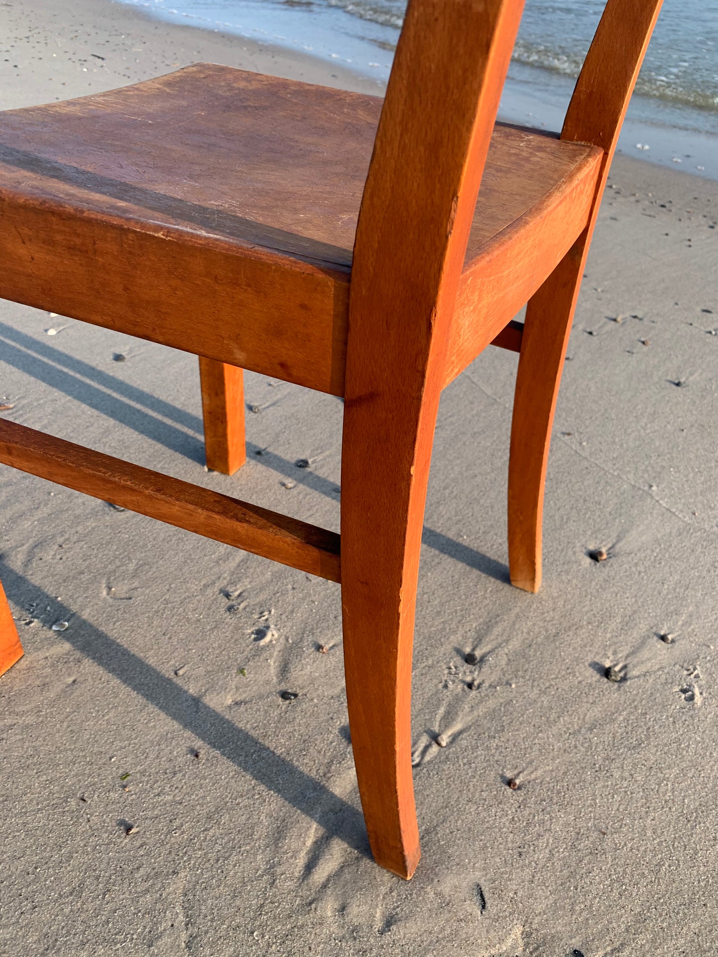 Gammal skolstol i trä