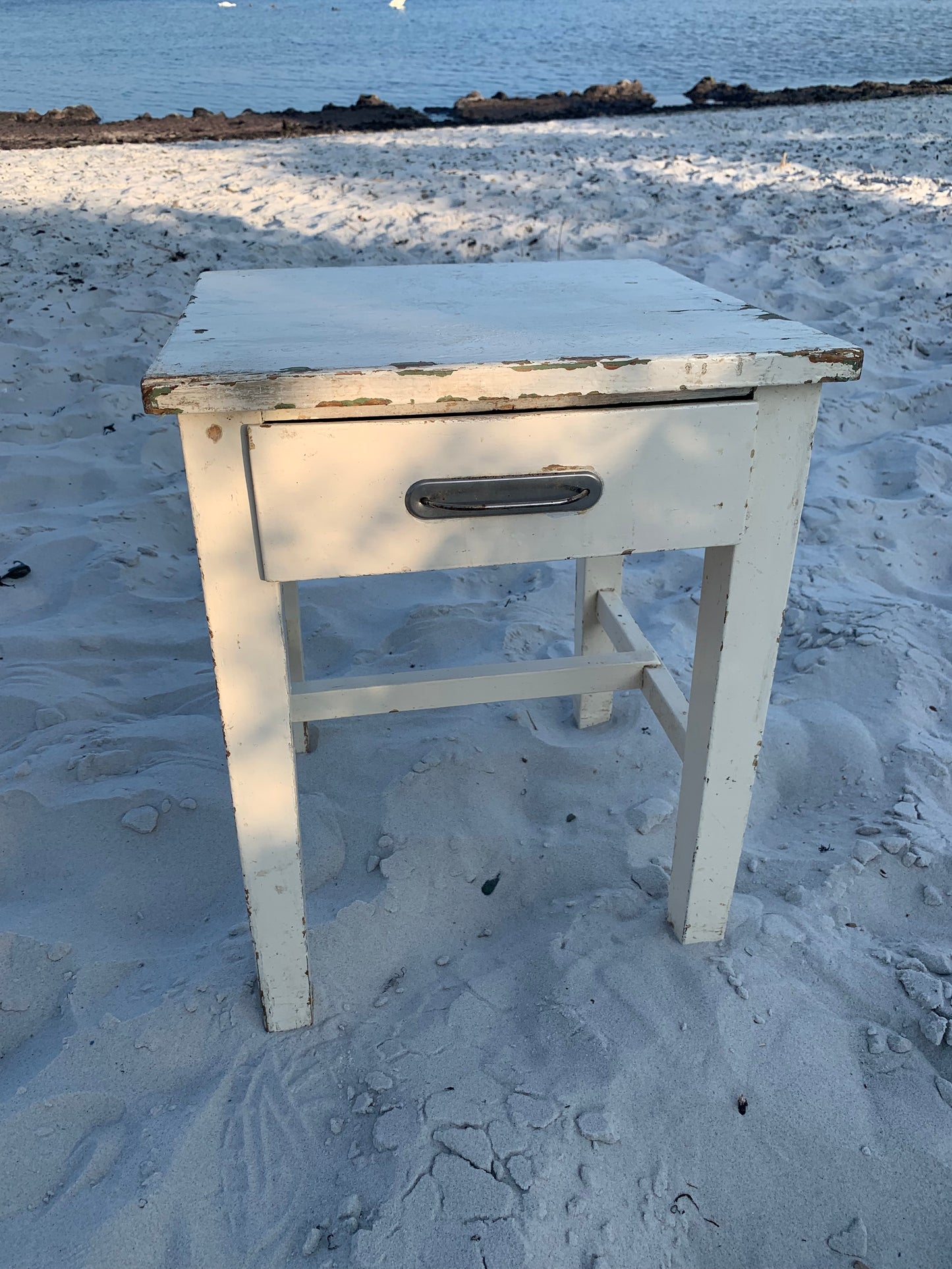 Litet bord med låda