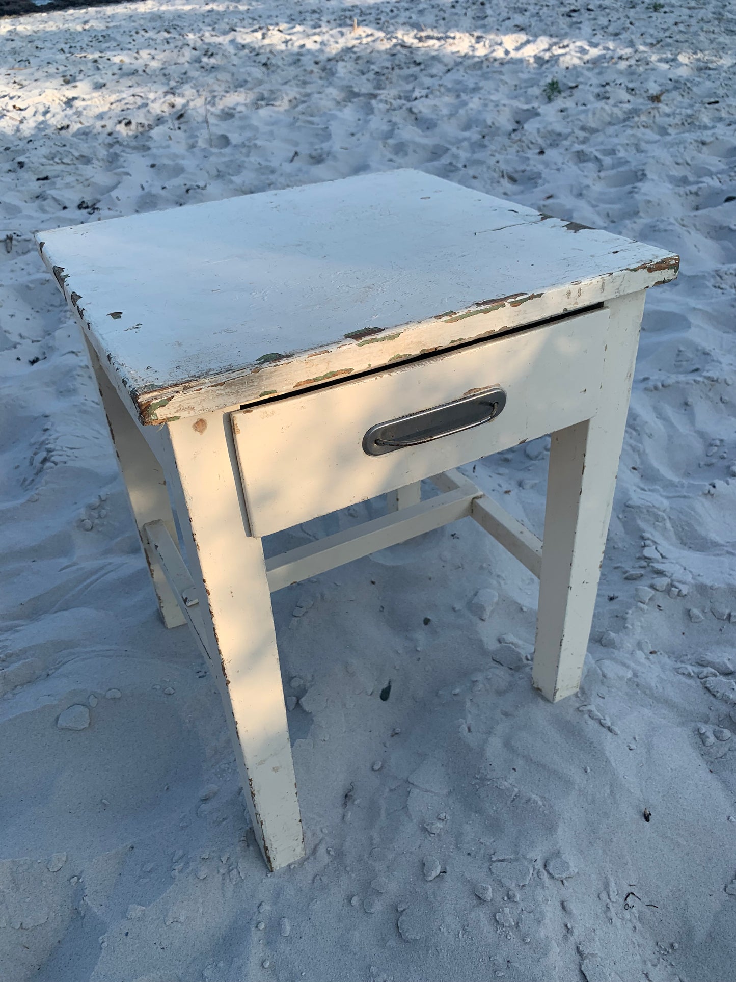 Litet bord med låda