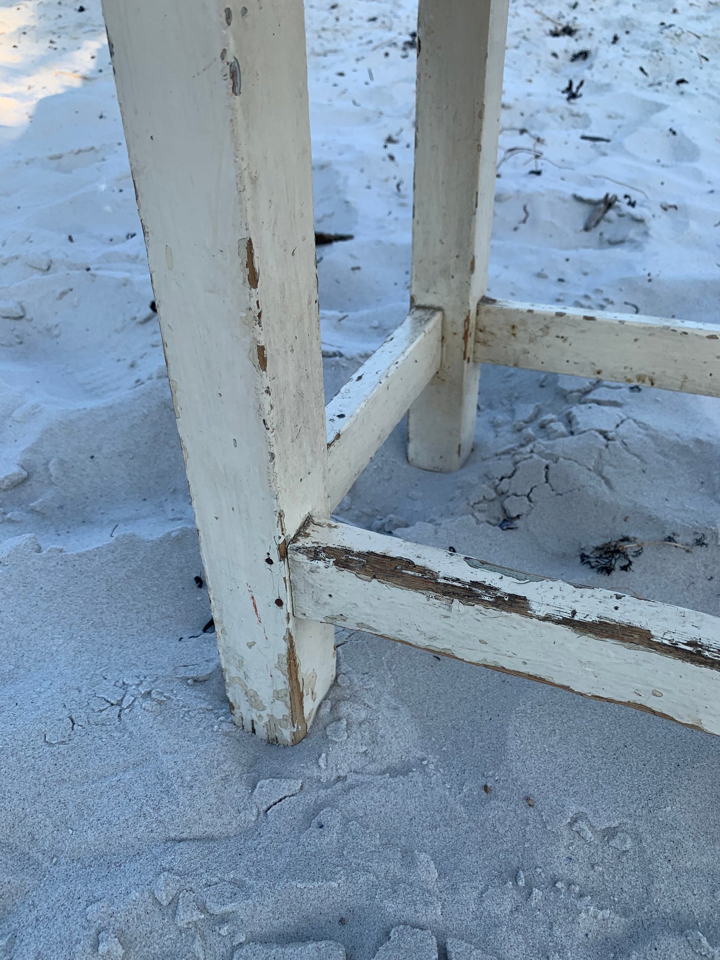 Litet bord med låda