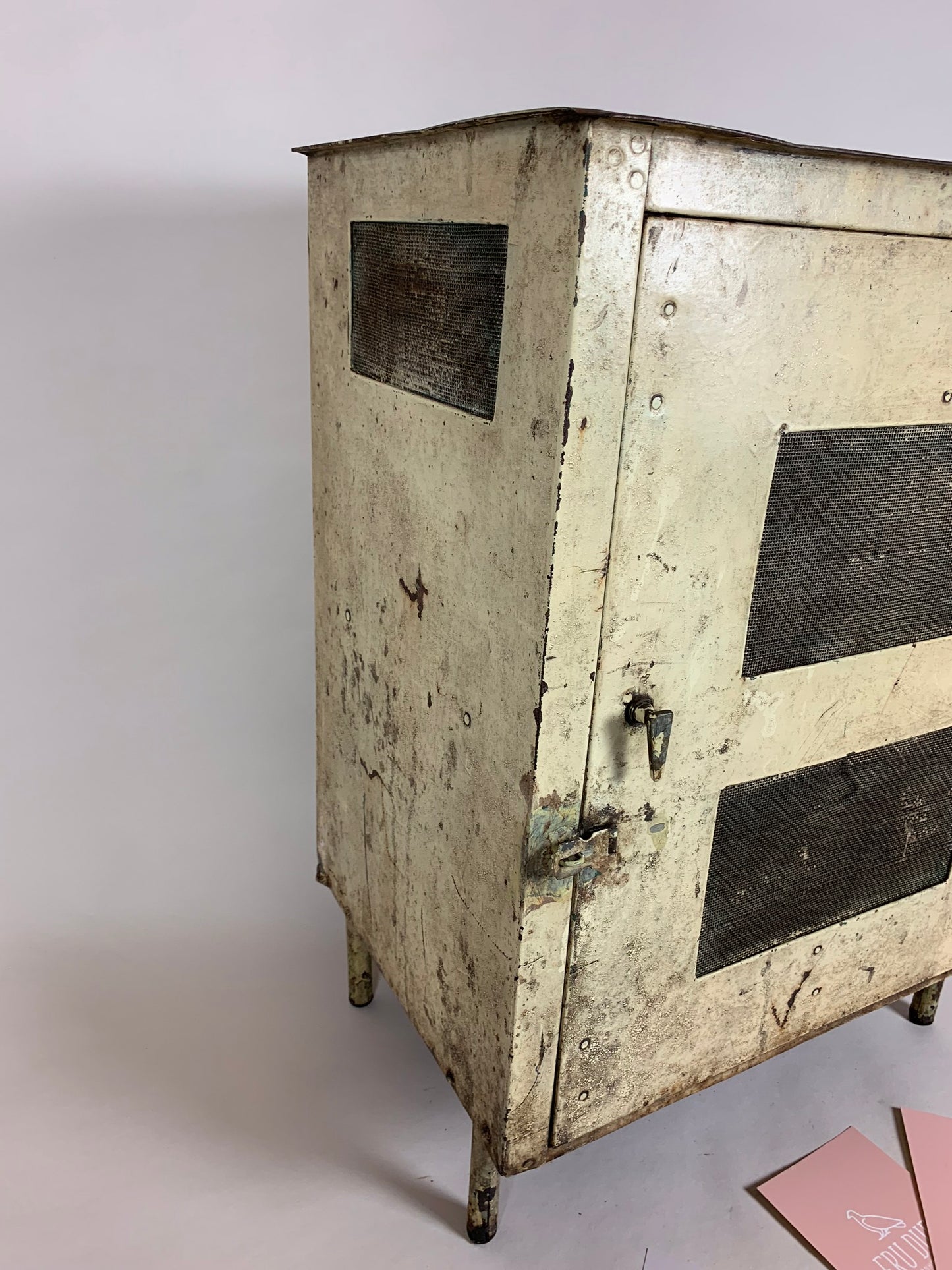 Vackert gammalt flugskåp med ben