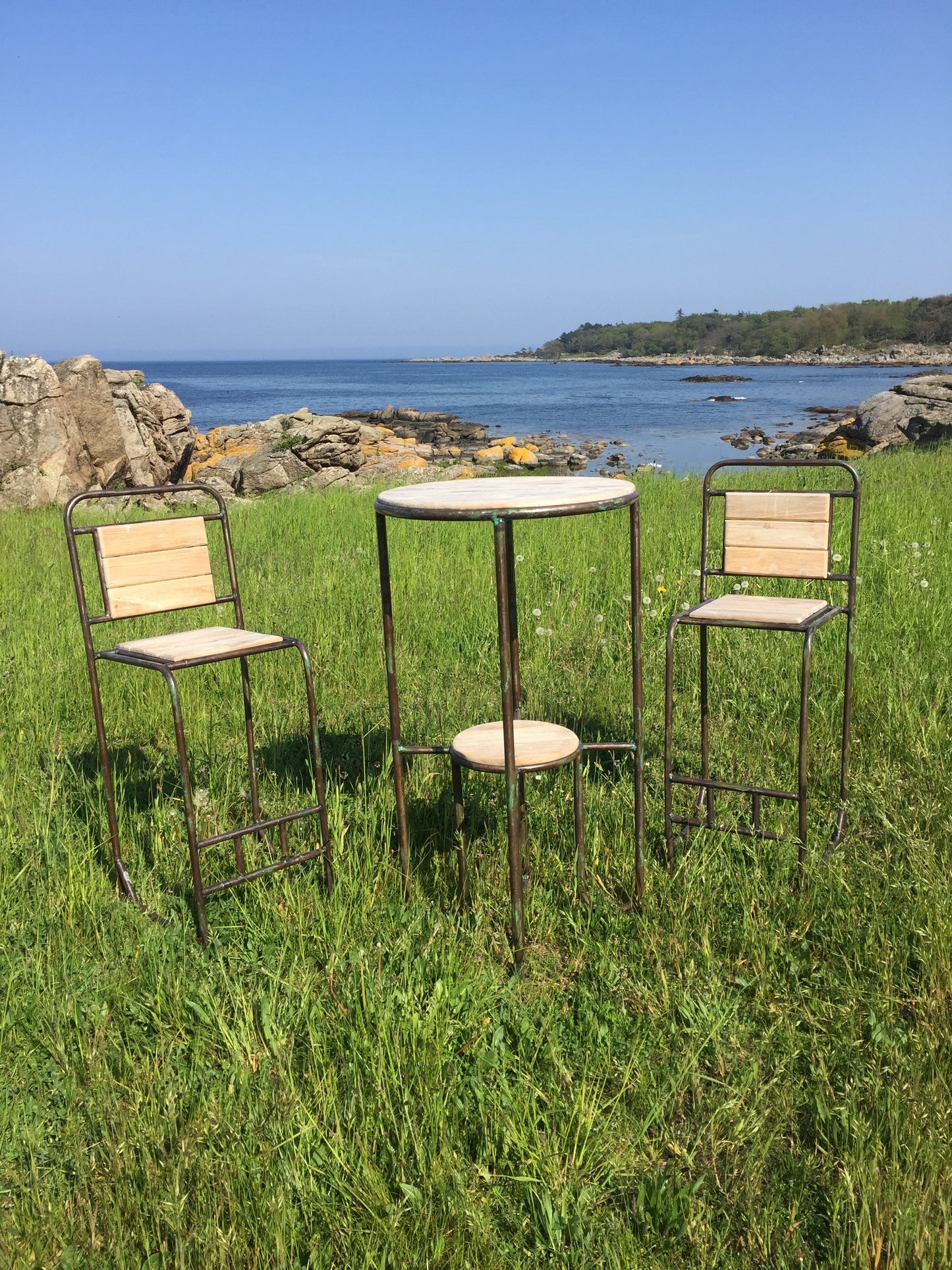 Rå och industriellt barbord med två barstolar