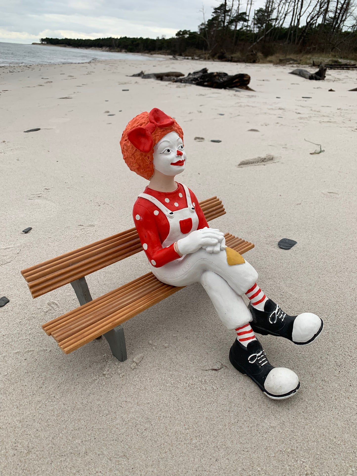 Clown på bänk