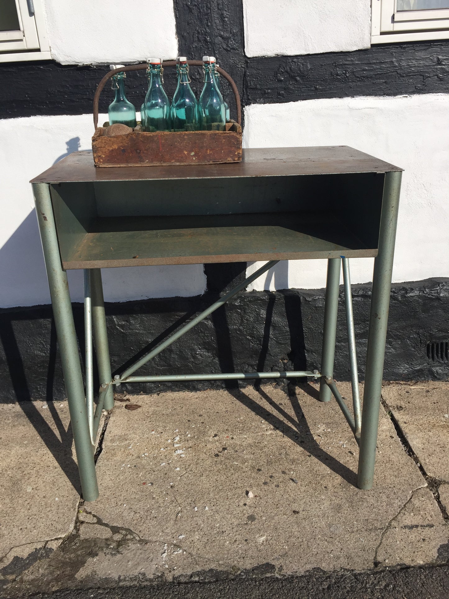 Snyggt industribord med mycket vacker patina