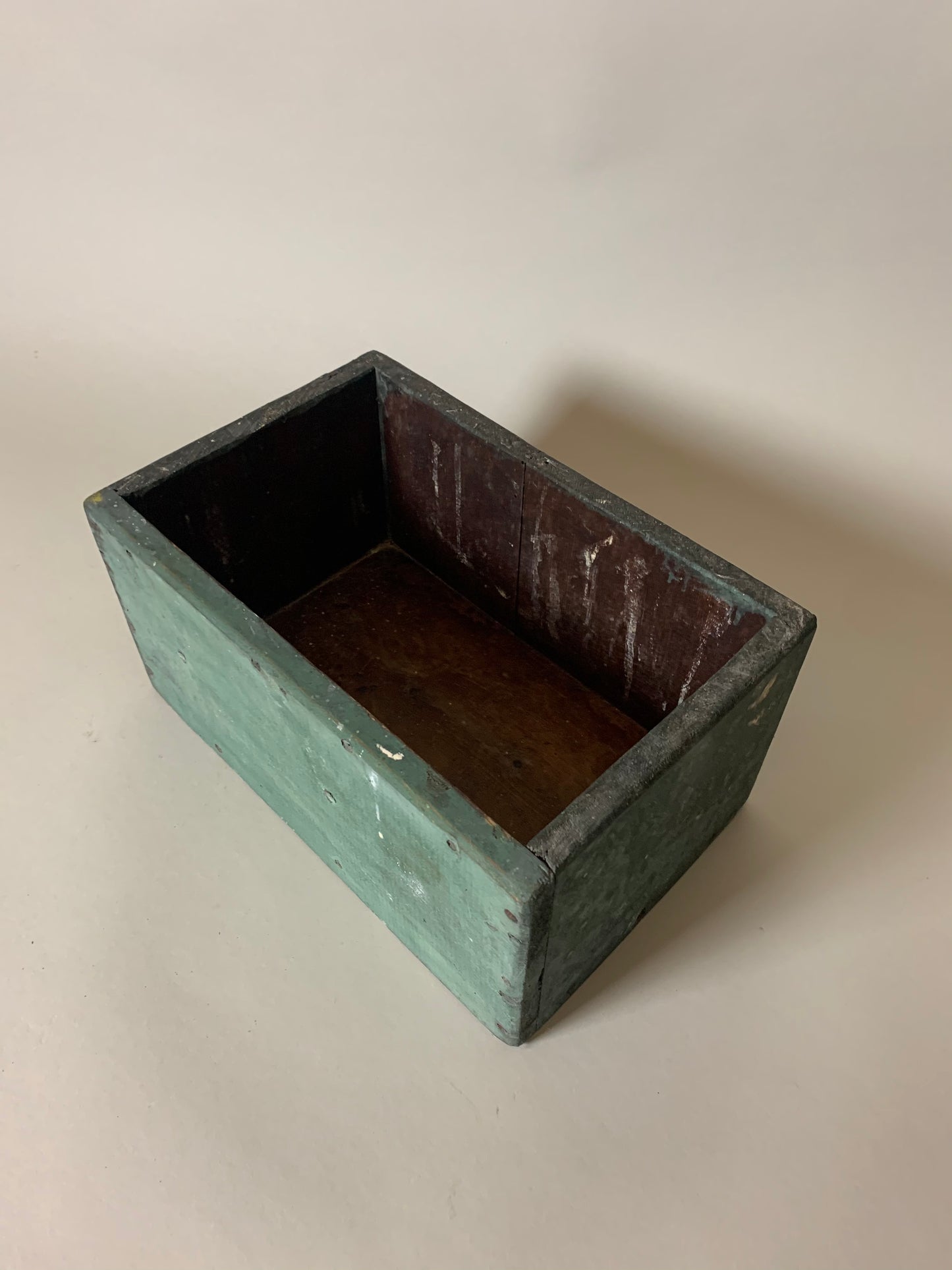 Grön trälåda med patina