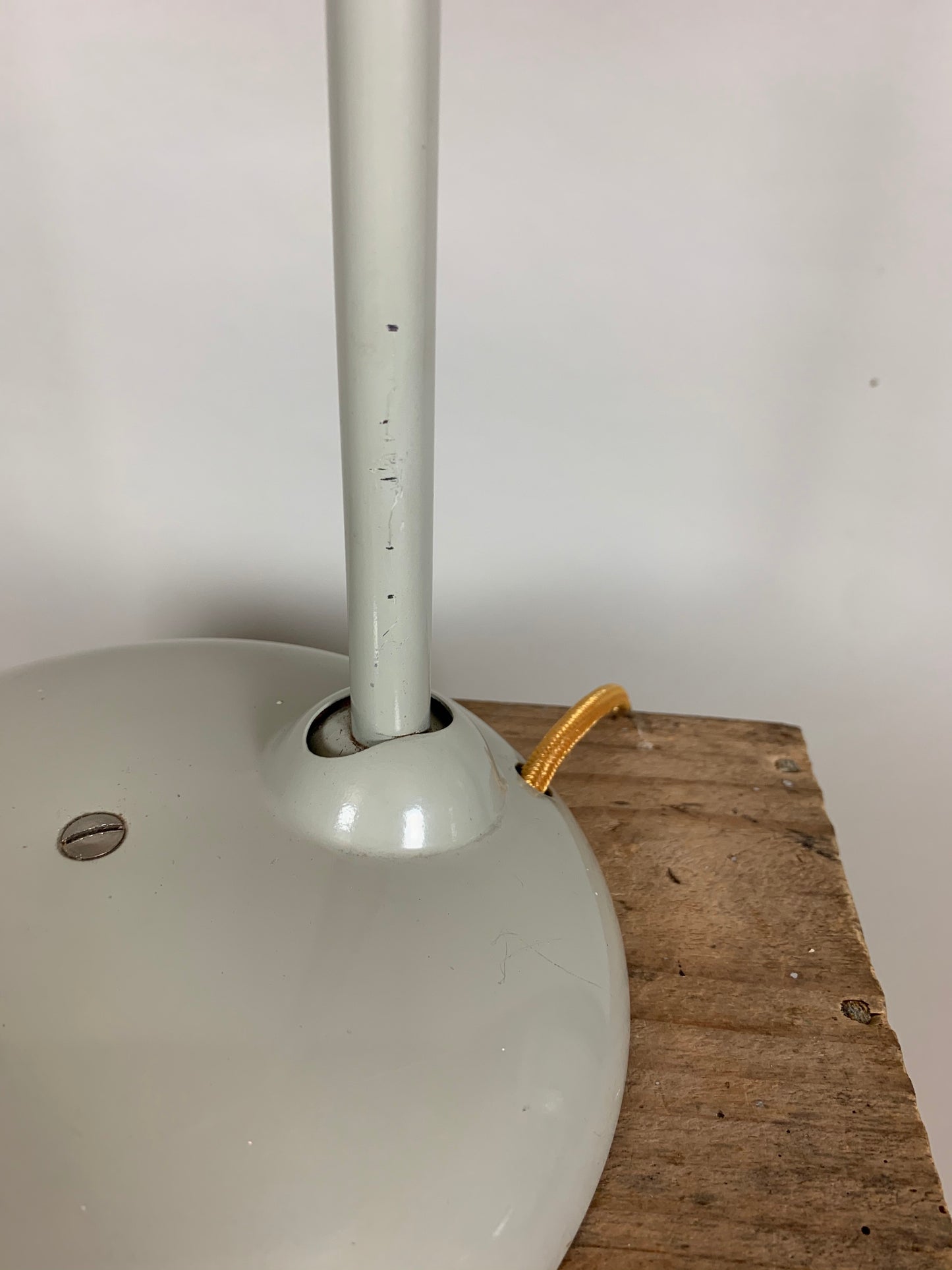 Grå Hala bordslampa med vackra mjuka linjer