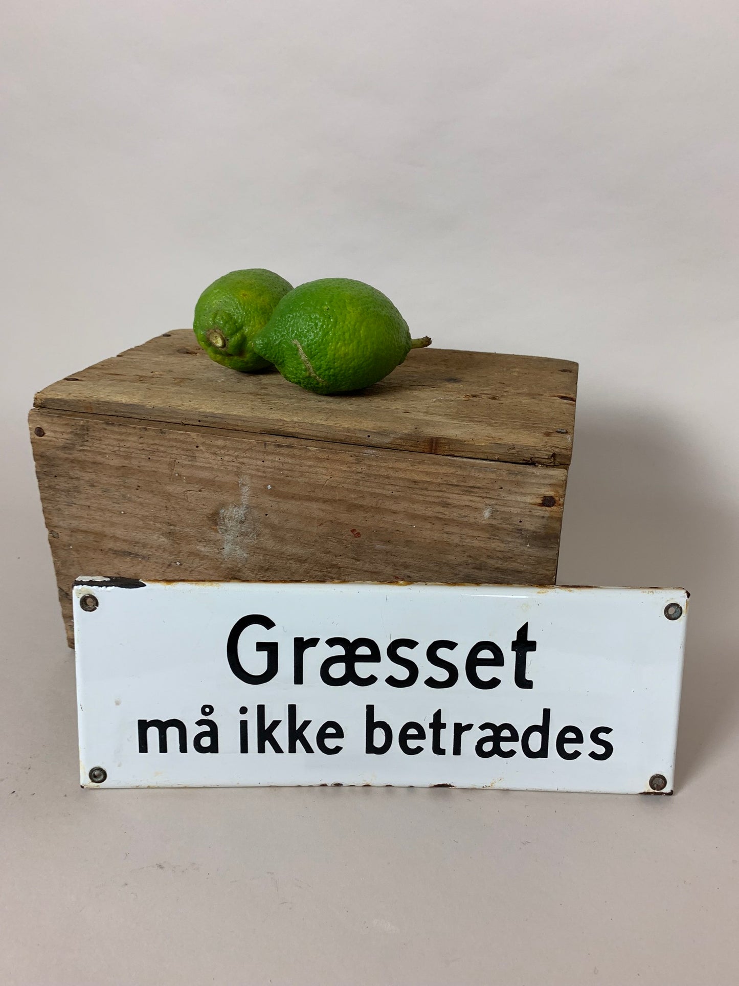 Fin gammal emaljskylt