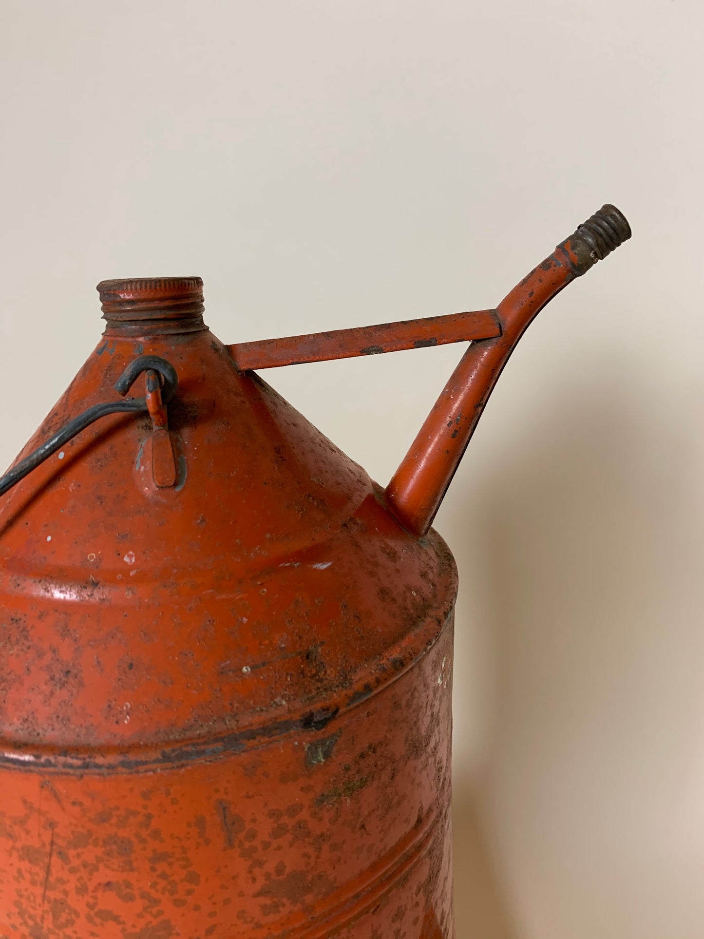 Oljekanna med mycket patina