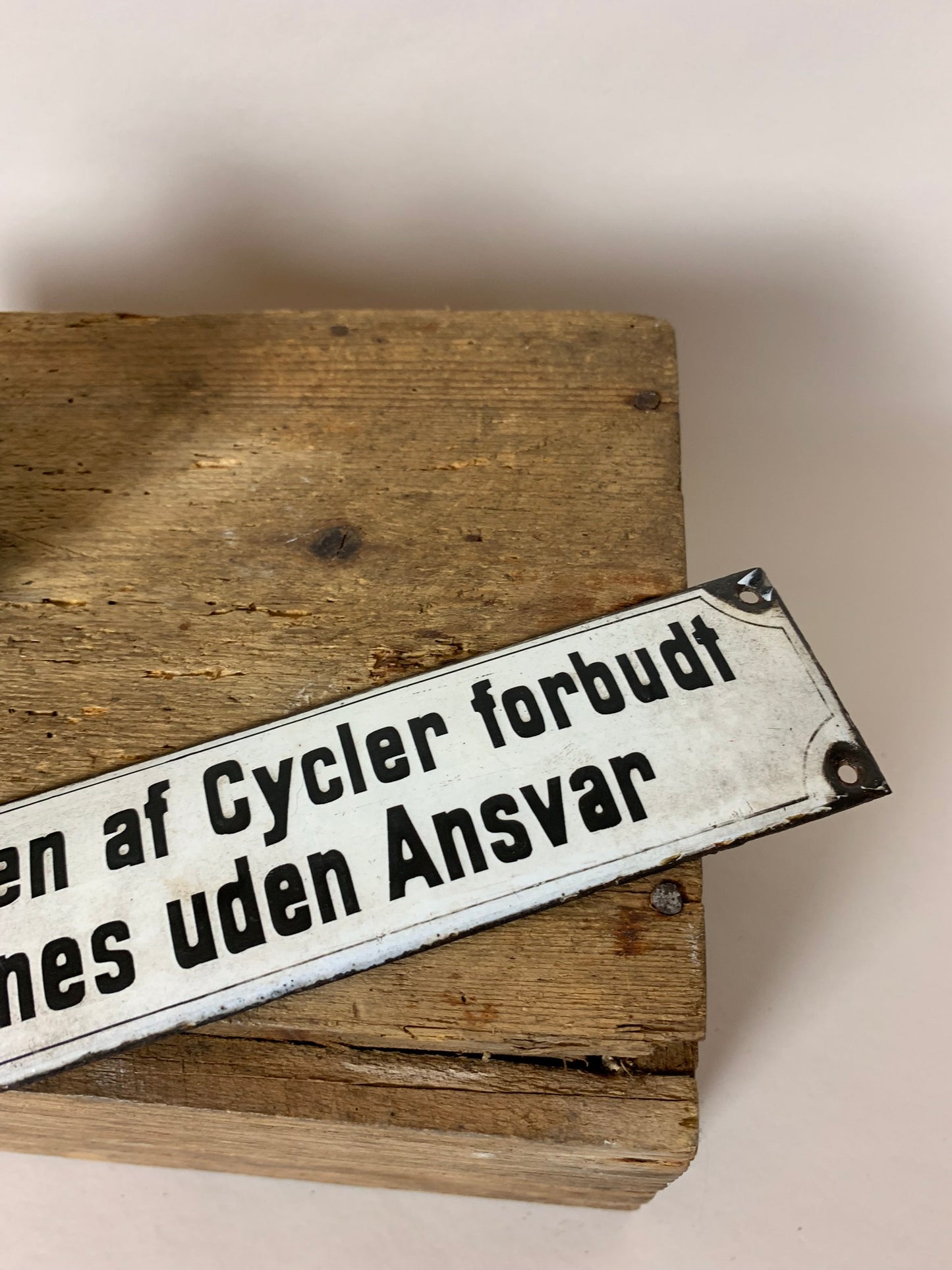 Gammal och rolig emaljskylt