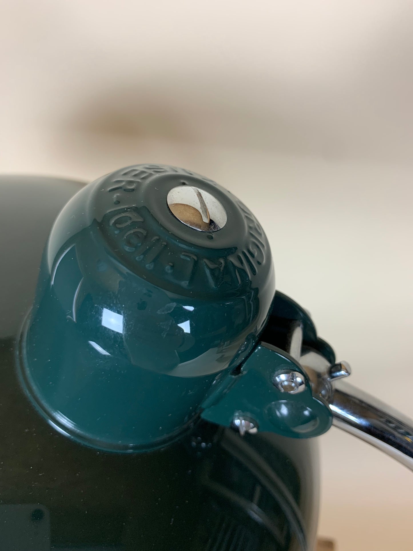 Kaiser Idell 6631 bordslampa i mörkgrön