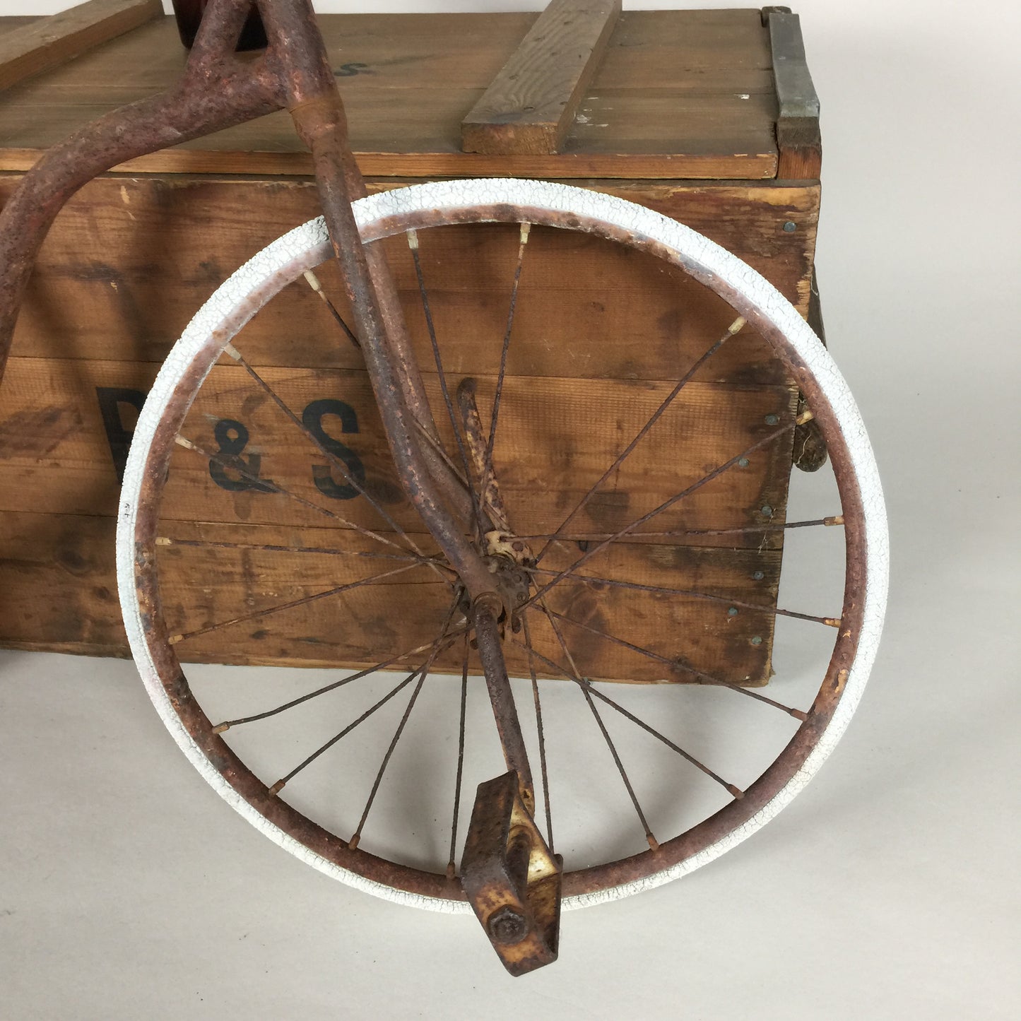 Dekorativ barncykel med mycket patina