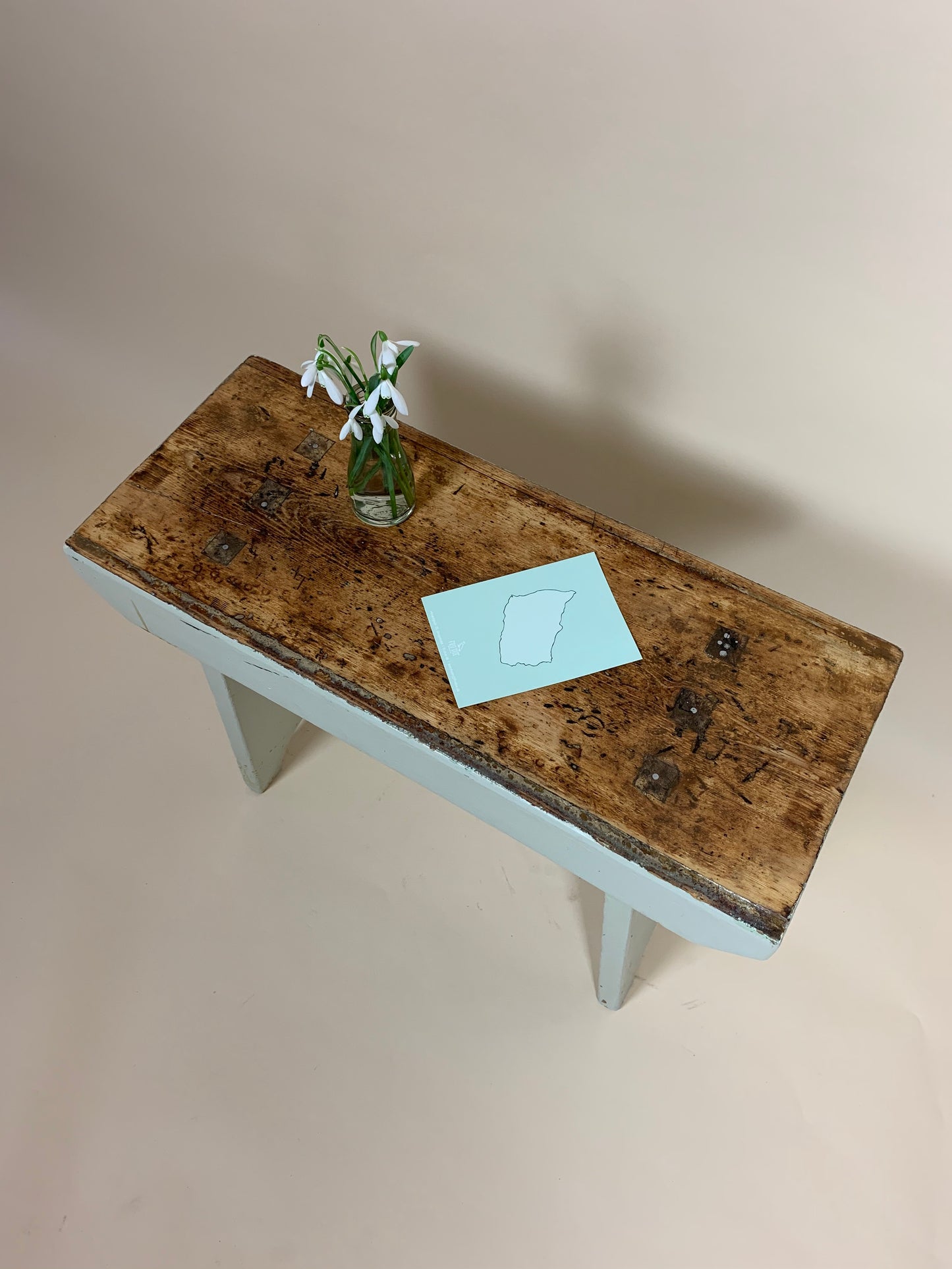 Liten bänk med mycket patina