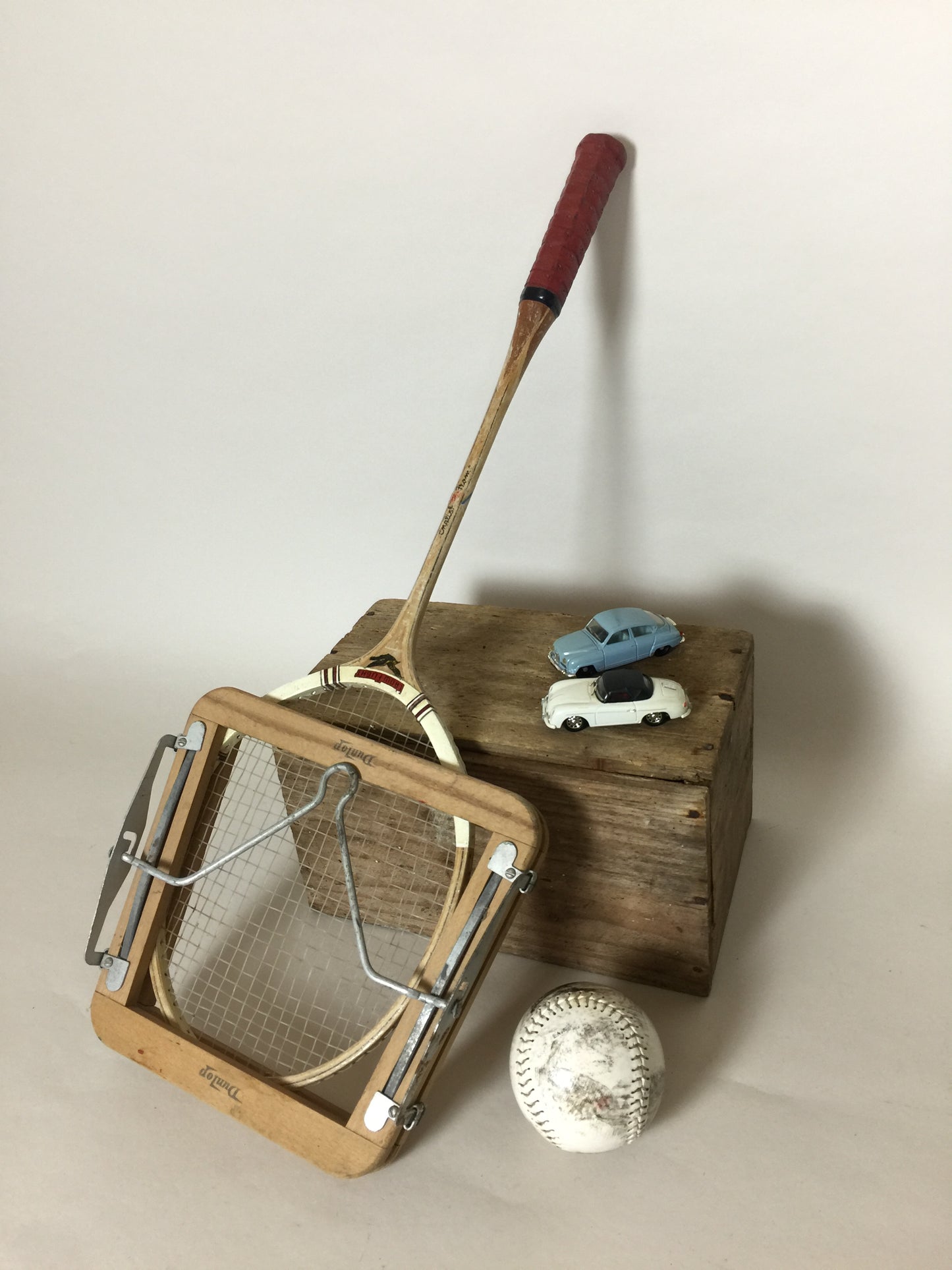 Gammalt och dekorativt badmintonracket med ram