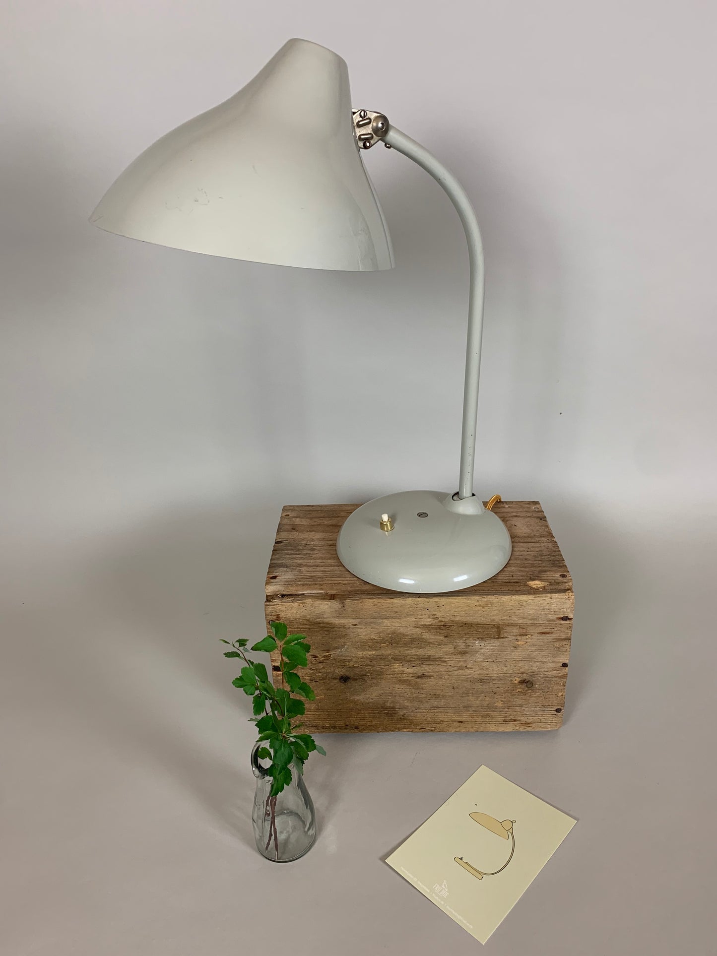 Grå Hala bordslampa med vackra mjuka linjer
