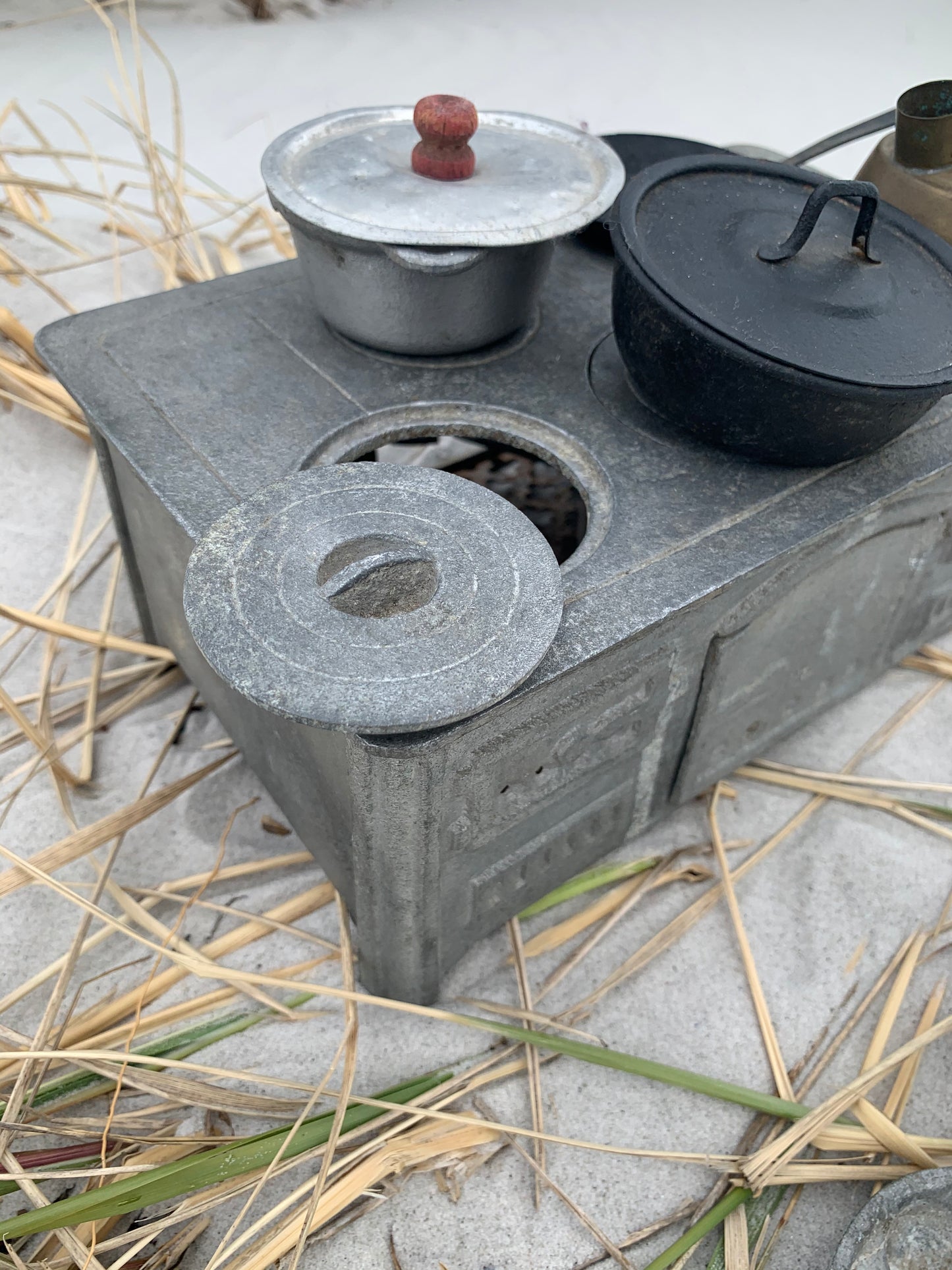 Fin liten dekorativ spis med tillbehör