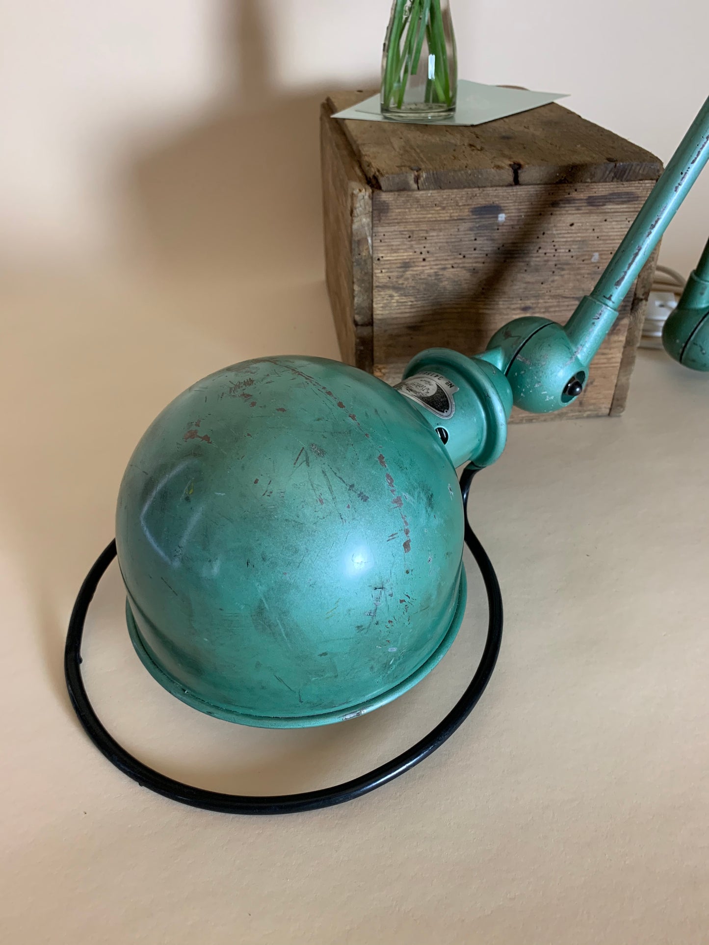 Jieldé vägglampa i grönt med 2 armar
