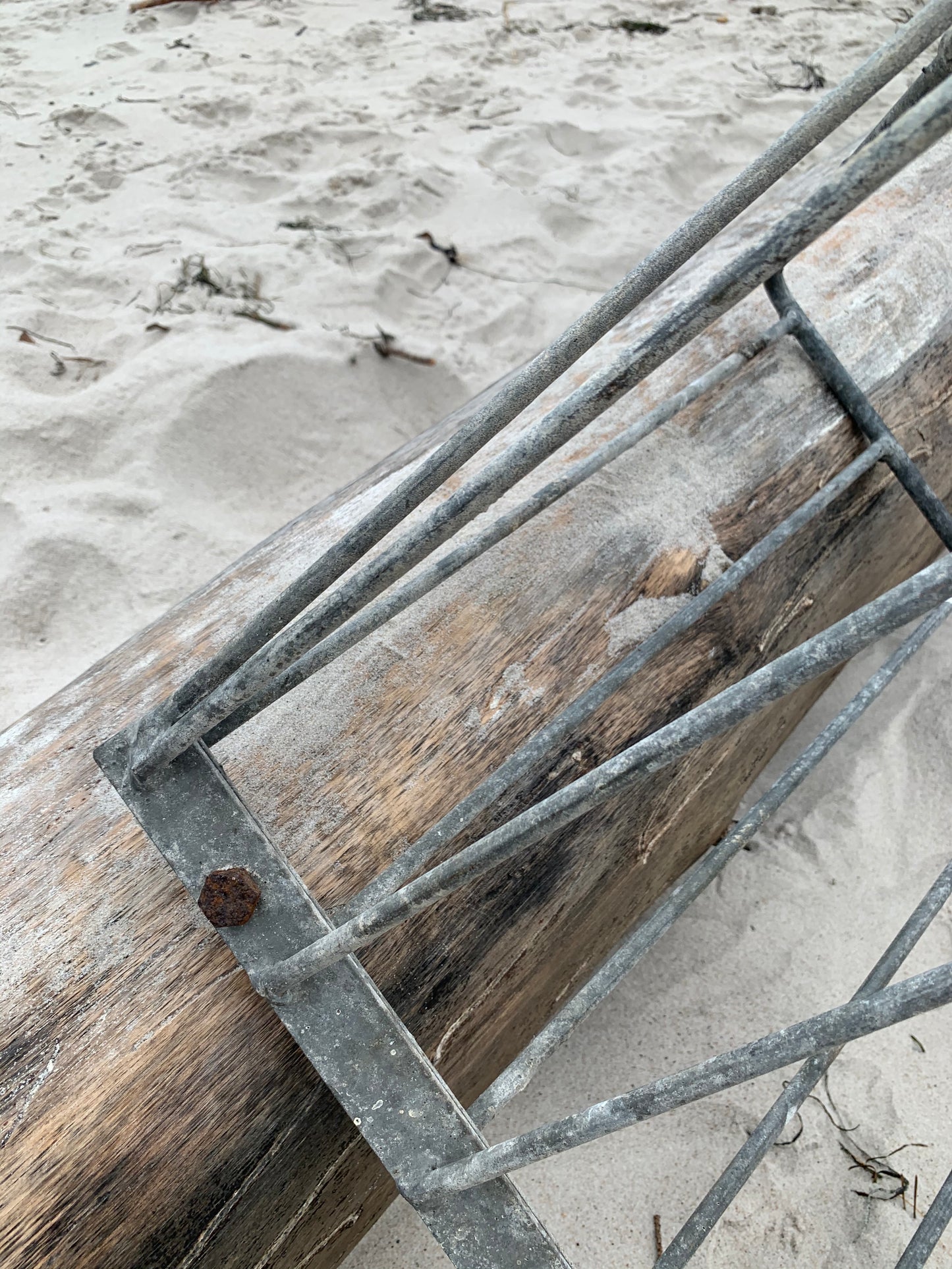 Vacker gammal "höhäck" - användbar för förvaring