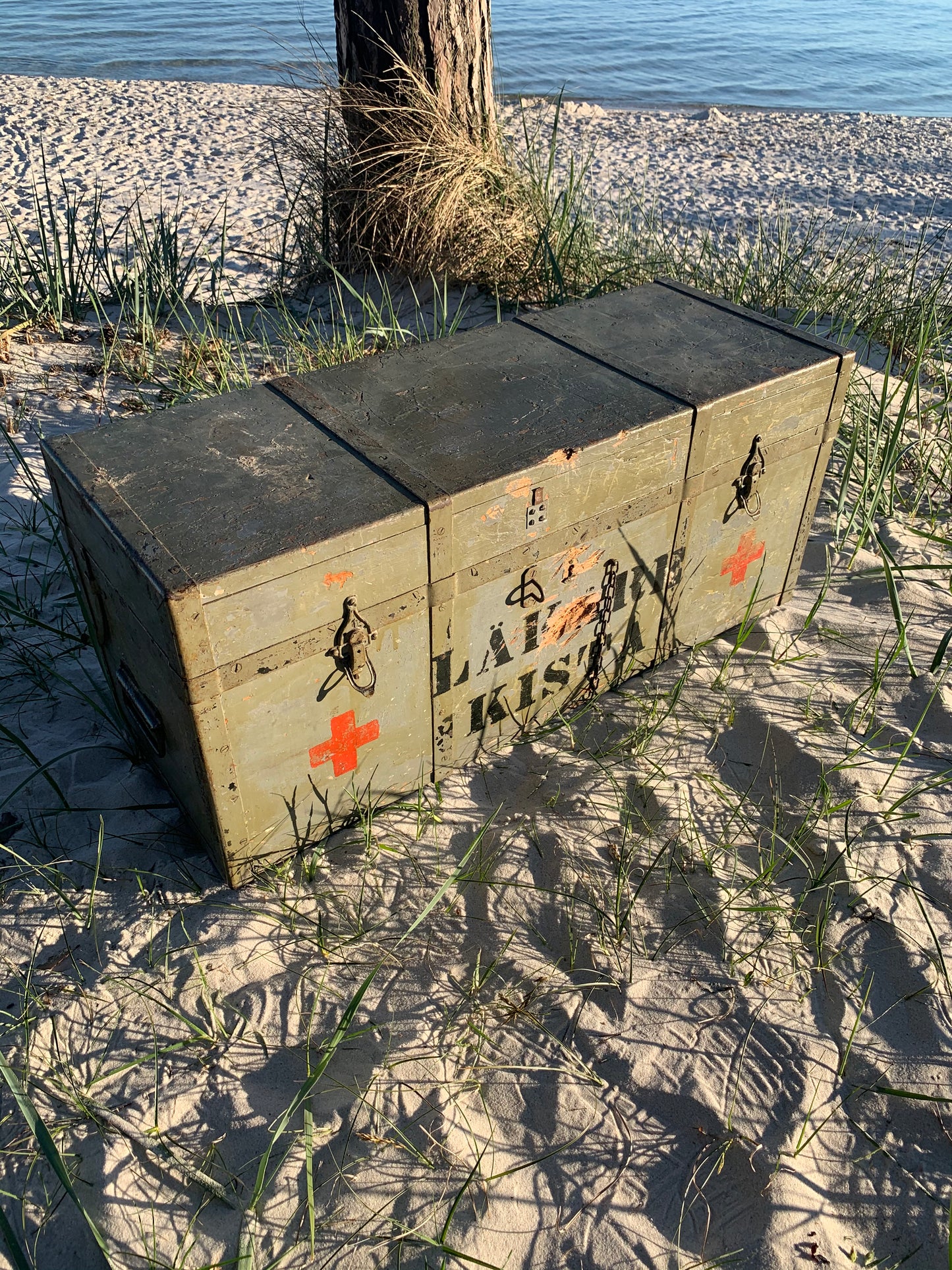 Stor rå Röda Kors-låda med lock