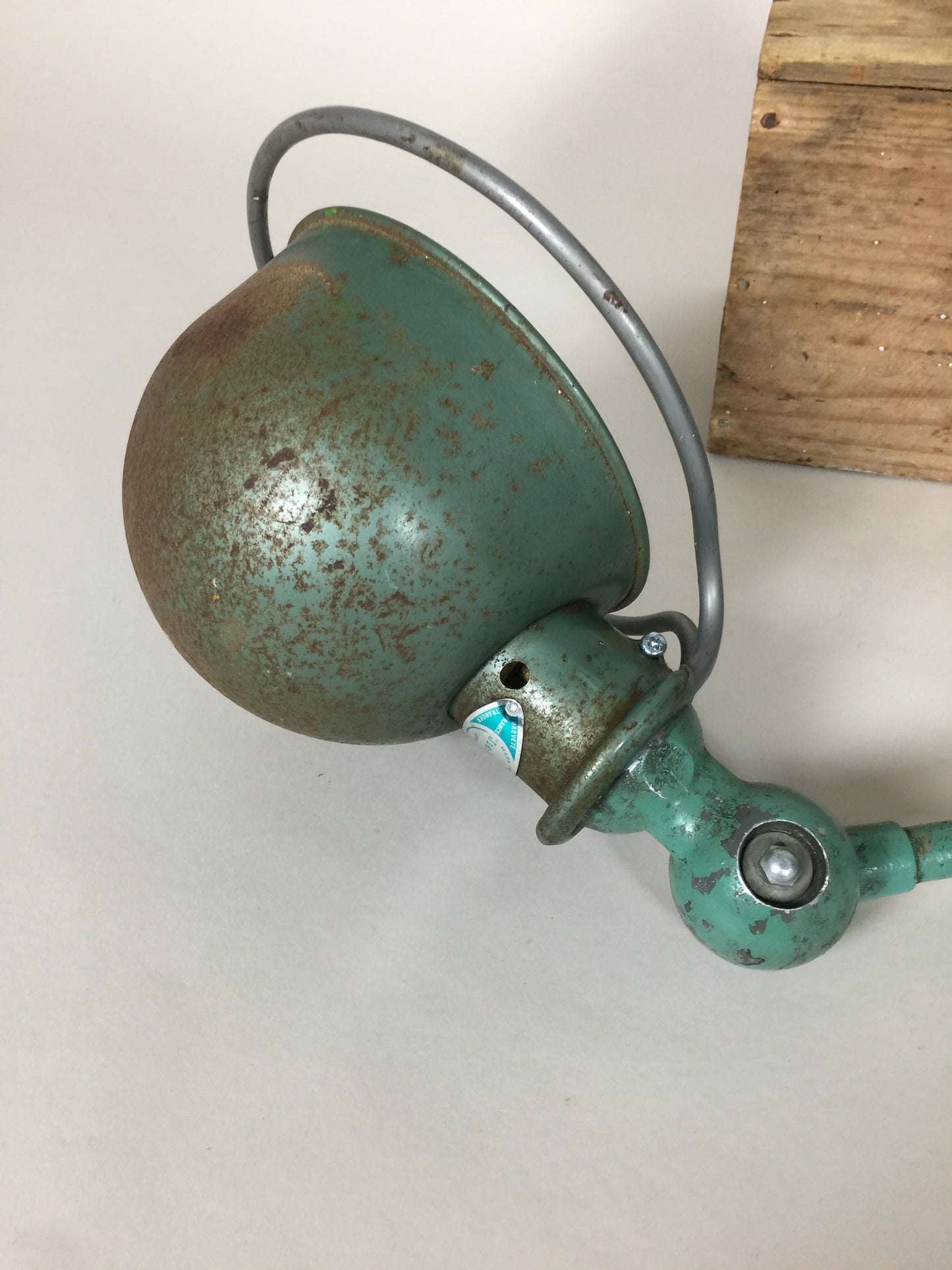 Jieldé vägglampa i grönt med strömbrytare