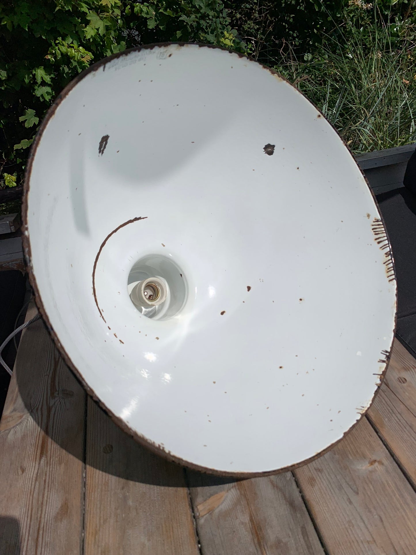 Stor rå och industriell lampa