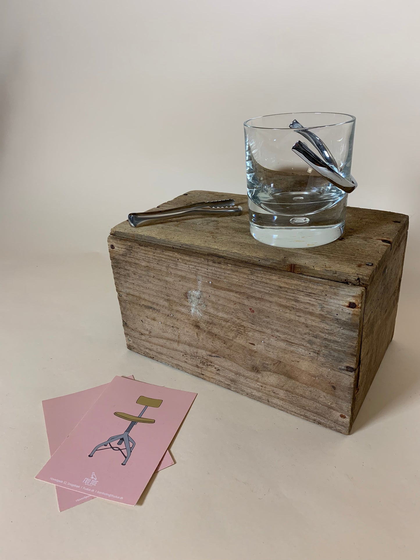 Slät ishink i glas med fin tjock bas och stålhandtag