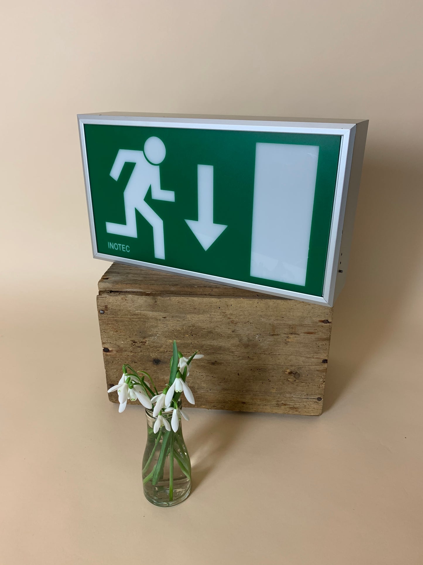 Ljusskylt som fungerar som lampa