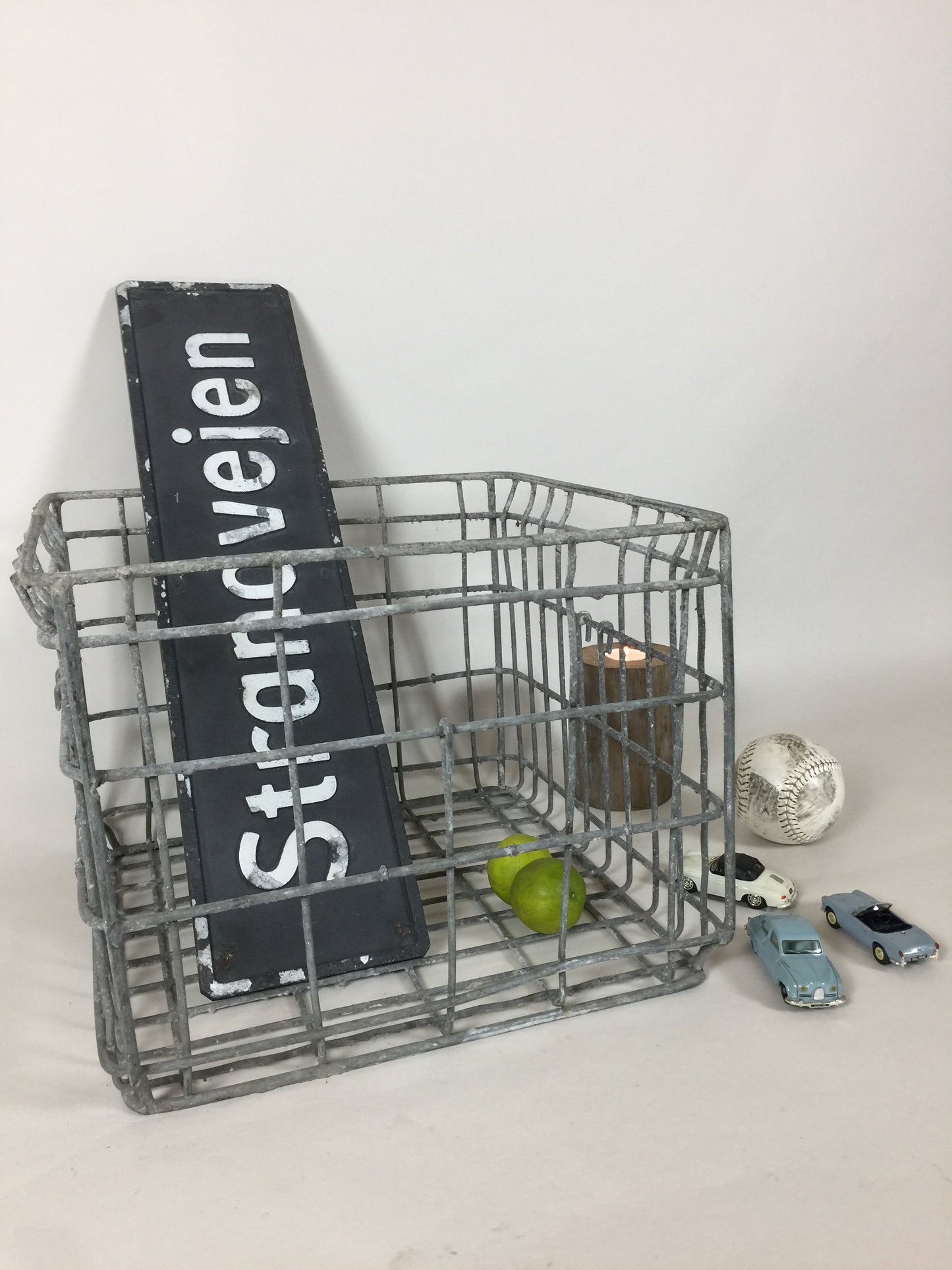 Vacker gammal trådkorg