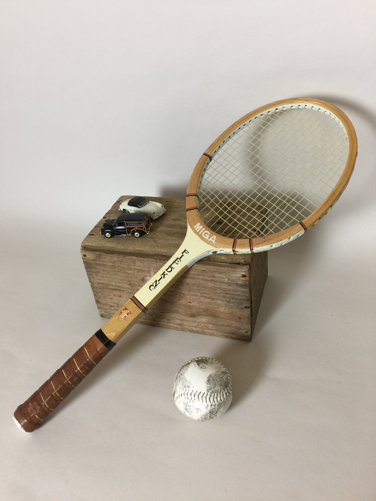 Vackert gammalt och dekorativt tennisracket