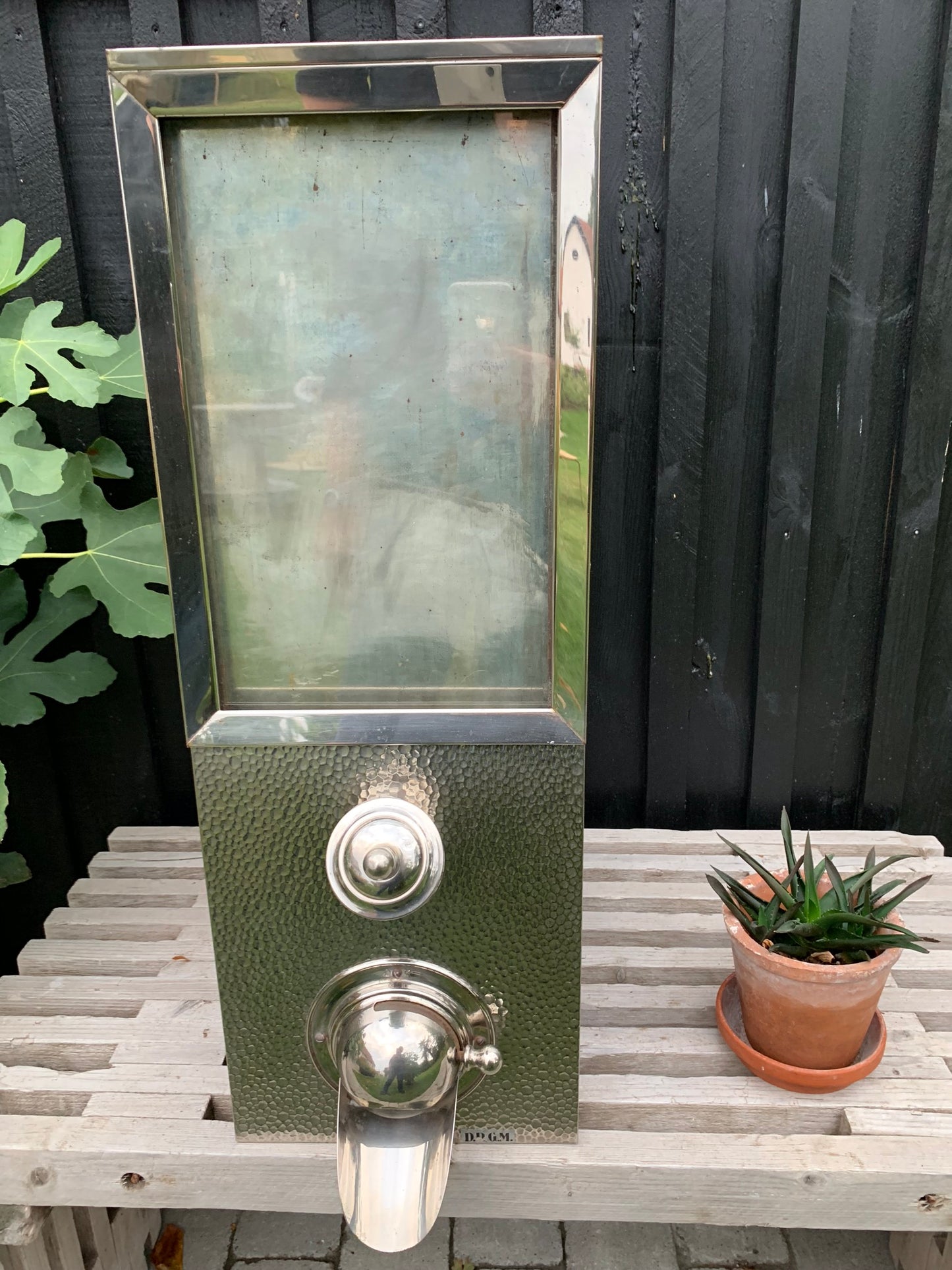 Rolig gammal kaffeautomat för kaffeälskaren