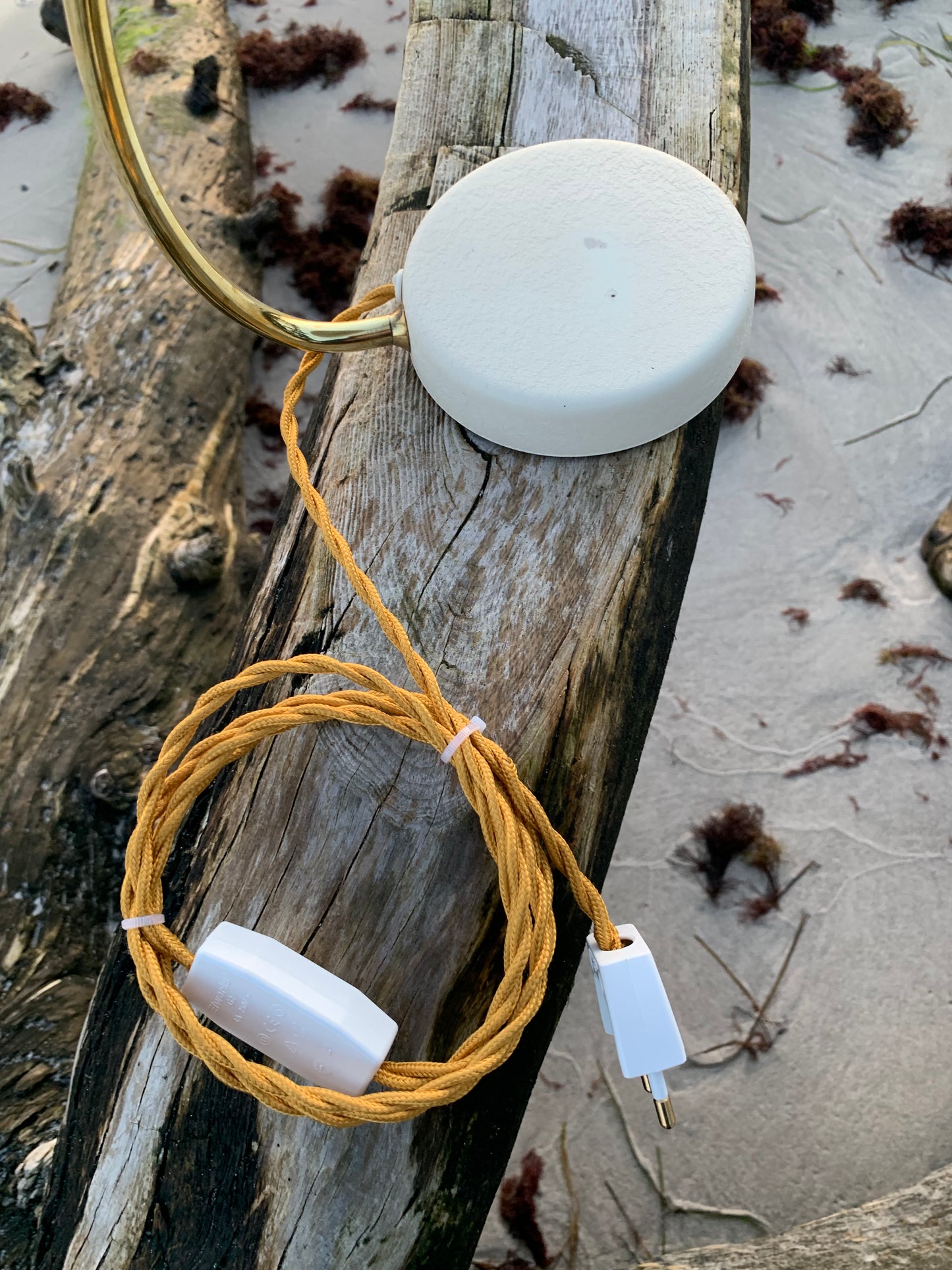 Kosacklampa - Krämfärgad med arm i mässing