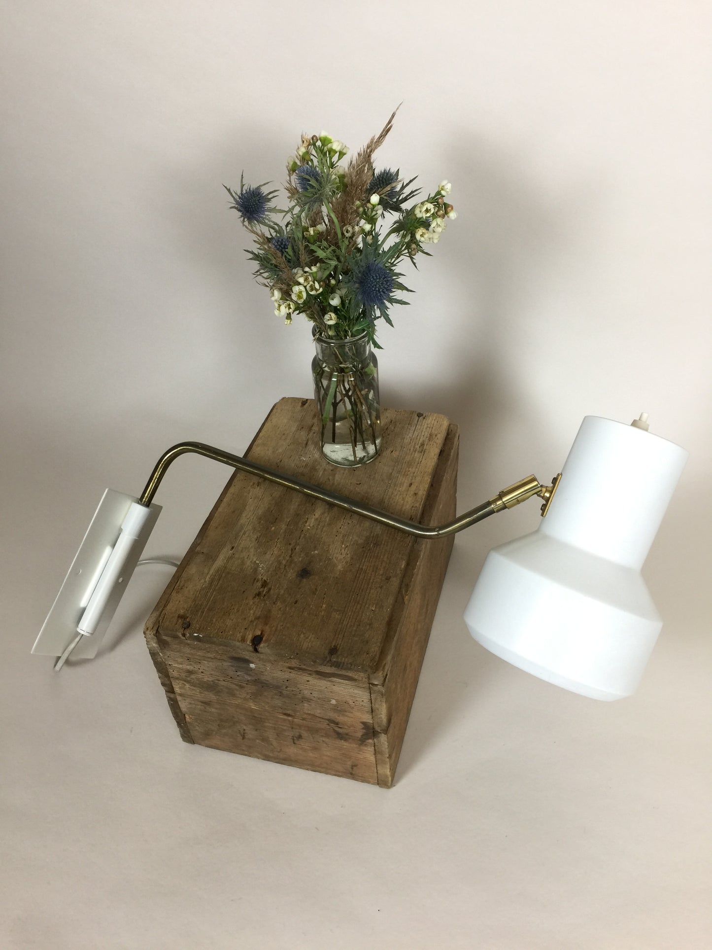 Fin gammal Vitrika vägglampa