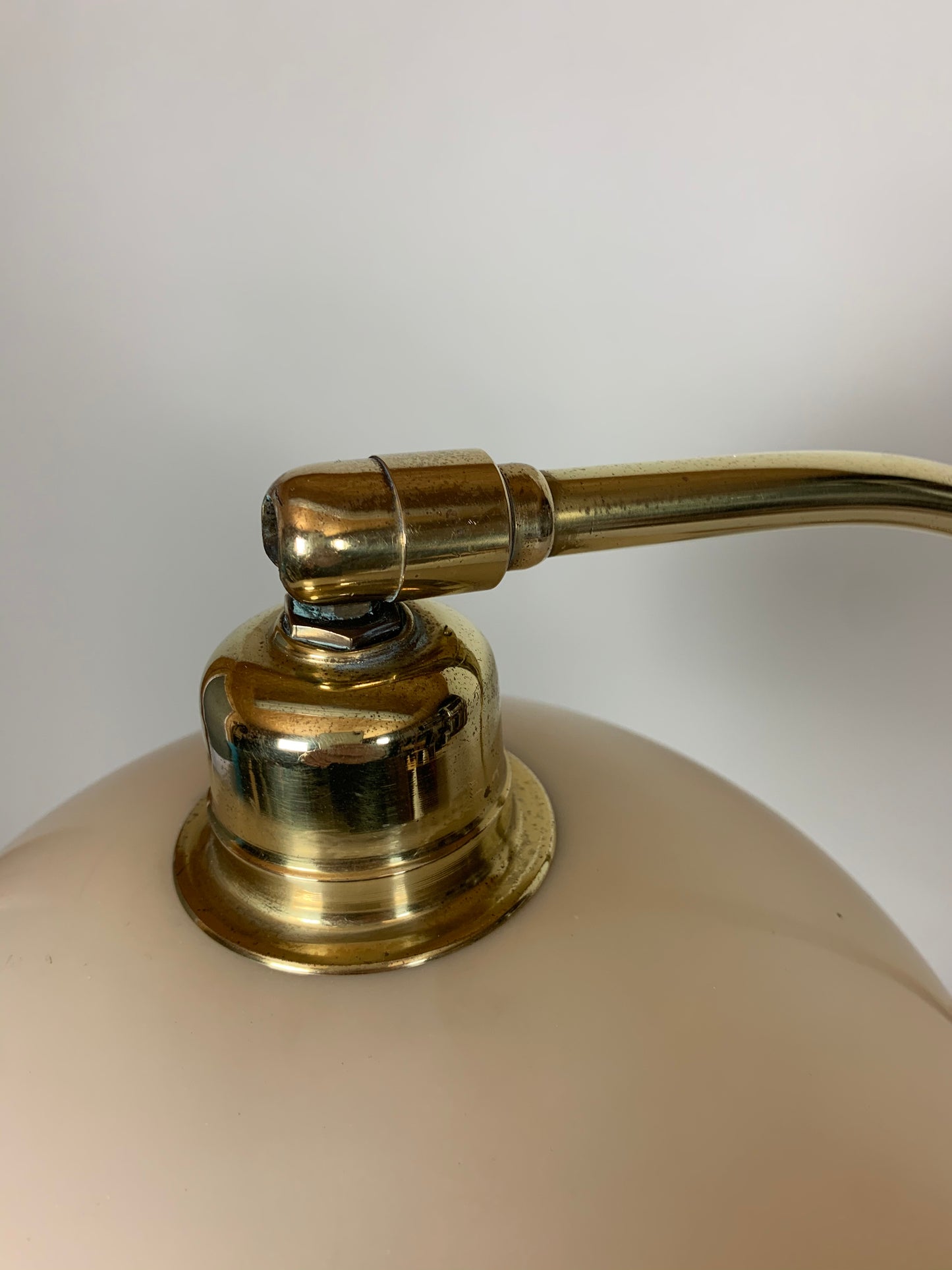Vintage lampa med bakelitskärm