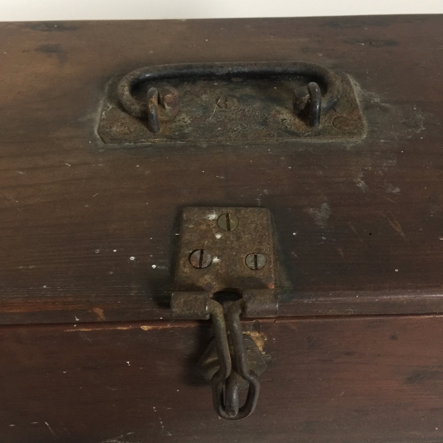 Vacker och mycket gammal trälåda med lock