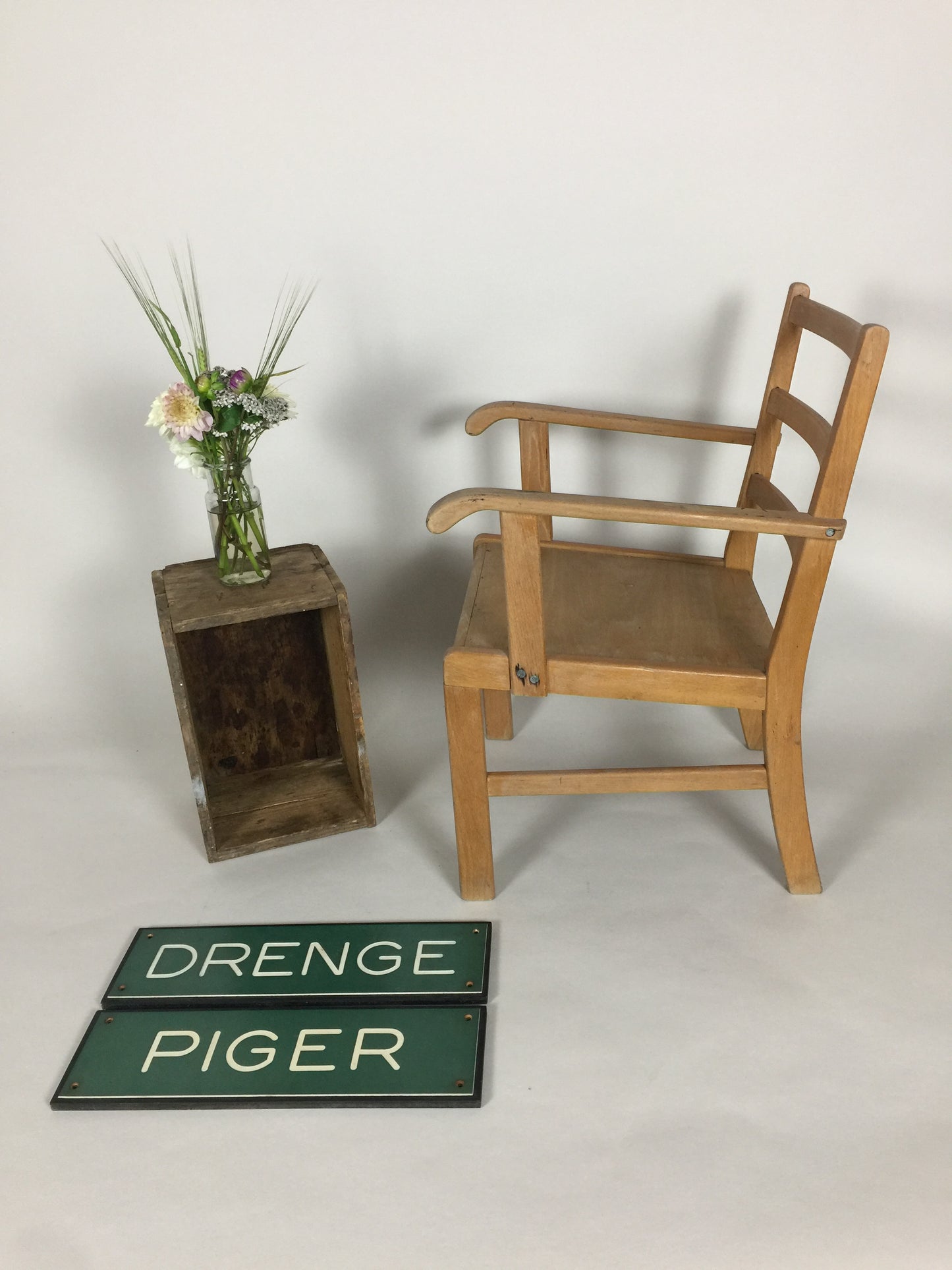 Vacker Kaare Klint barnstol i trä