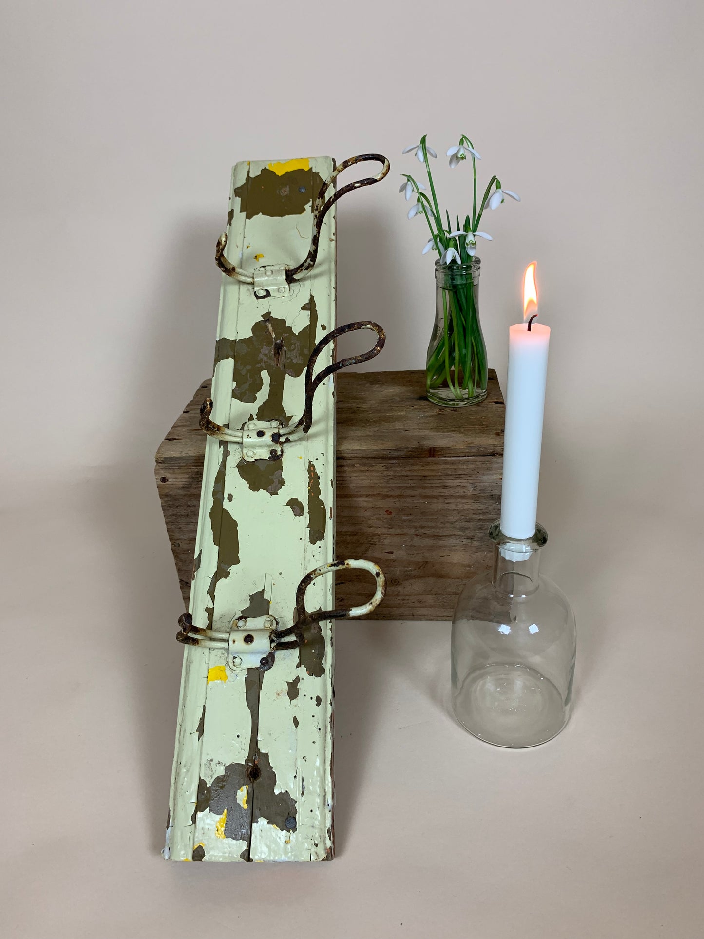 Klädställ med tre krokar