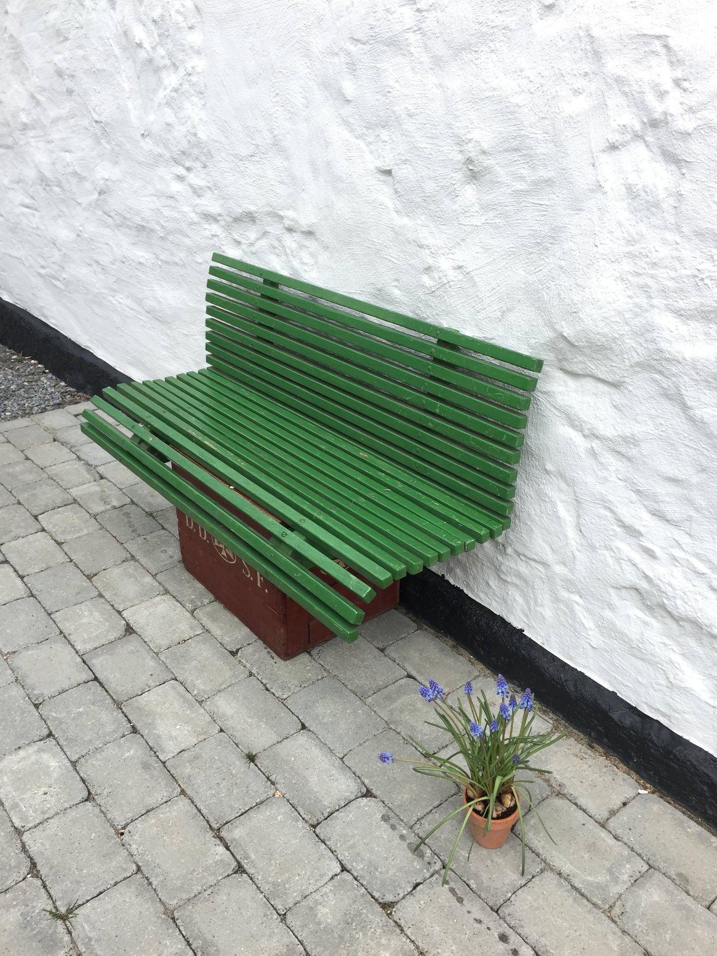 Gammal fin grön bänk för montering på vägg