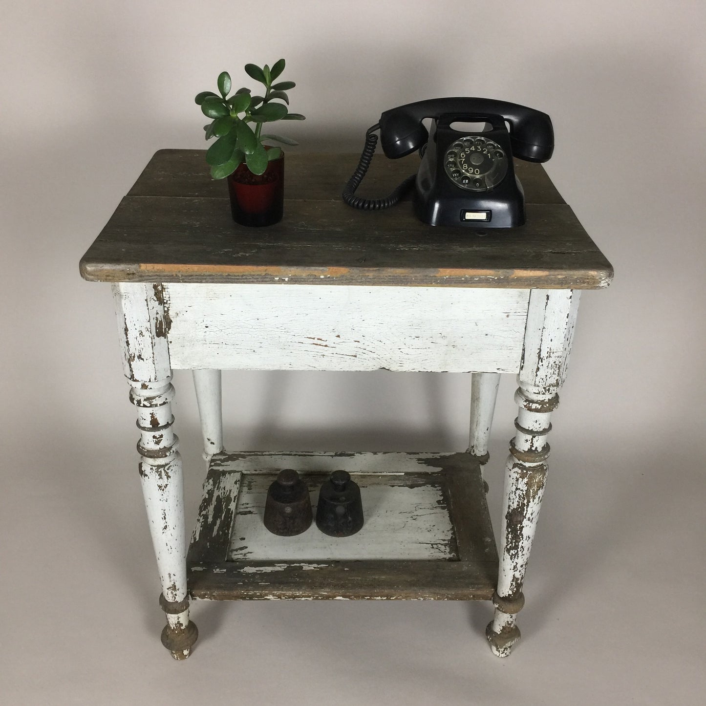 Litet bord med mycket patina