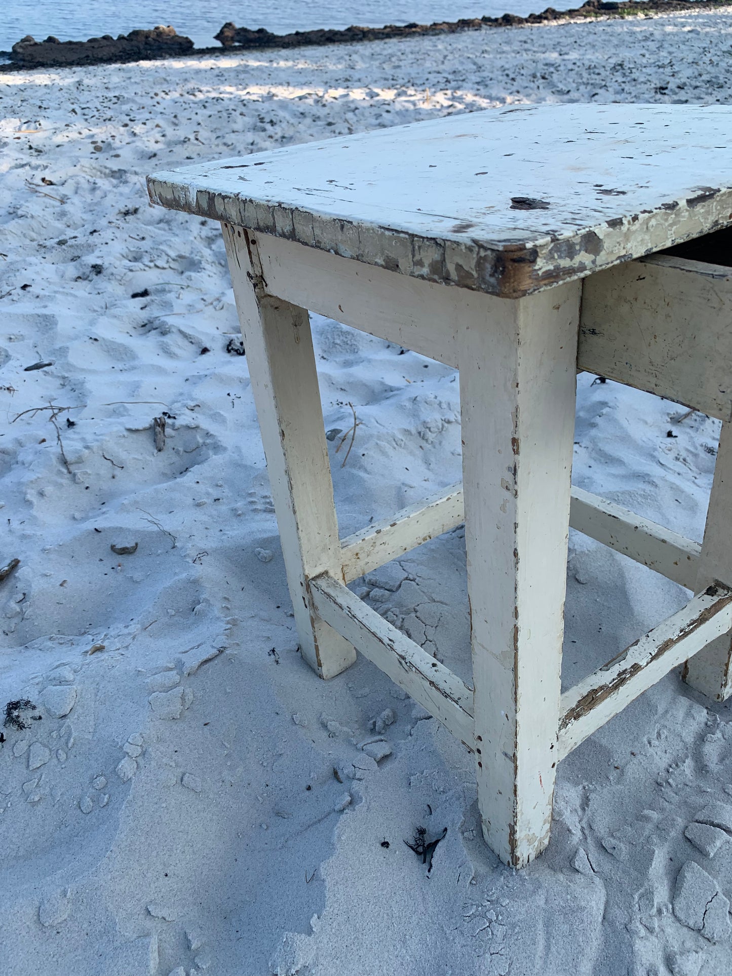 Litet bord med låda
