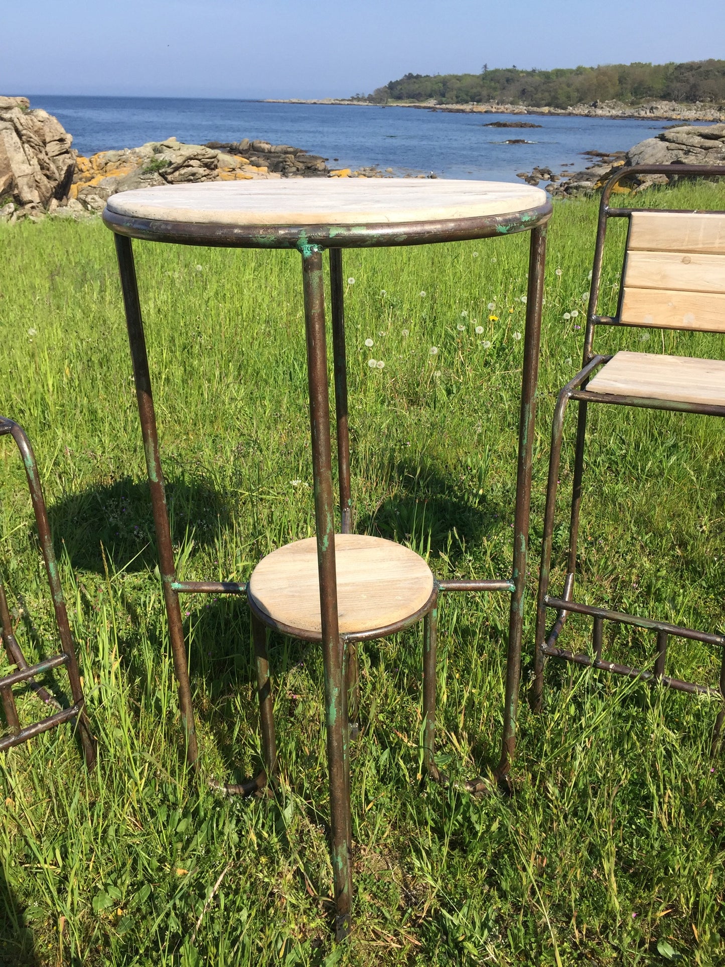 Rå och industriellt barbord med två barstolar