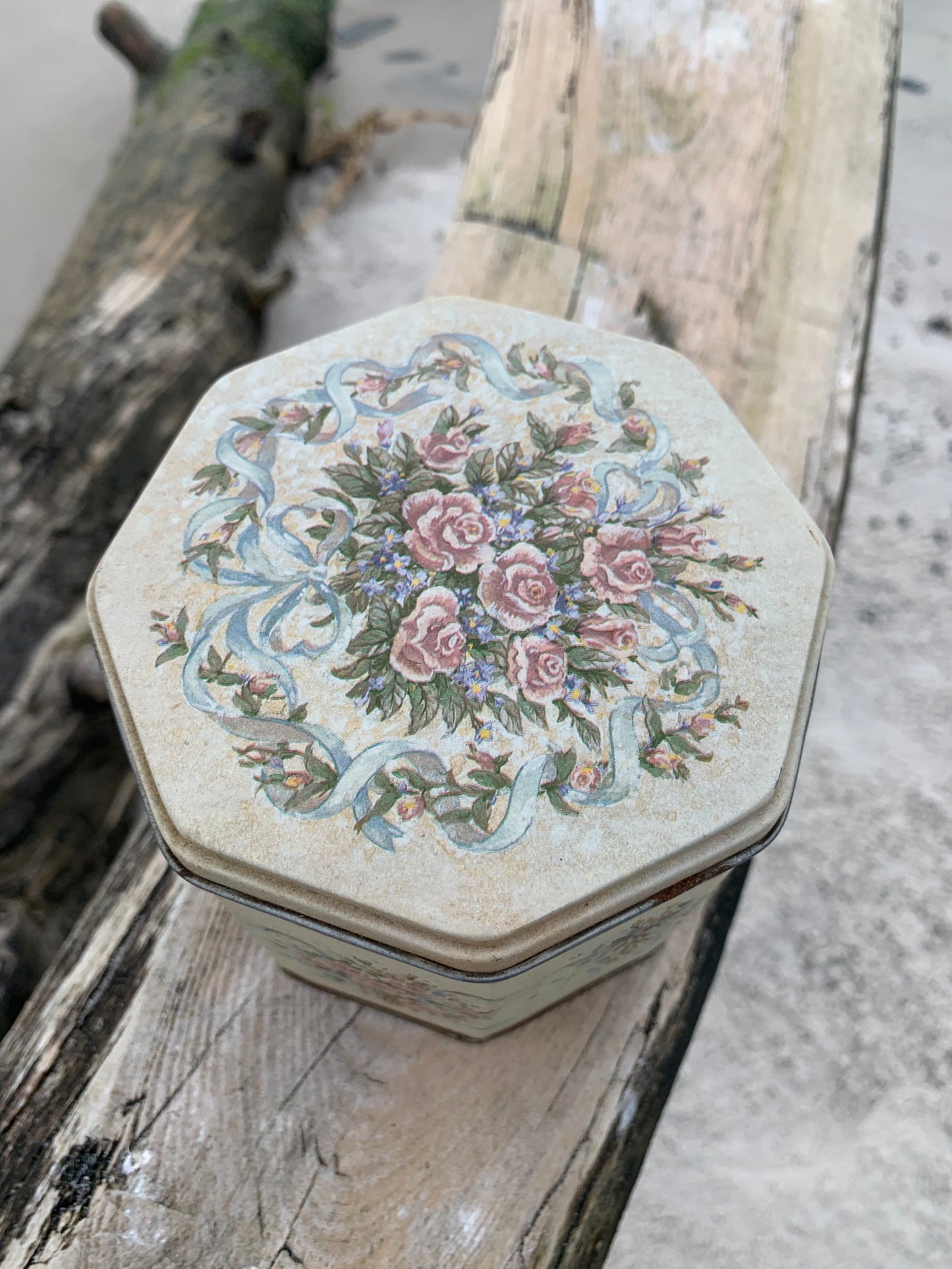 Kantig plåt med blommotiv