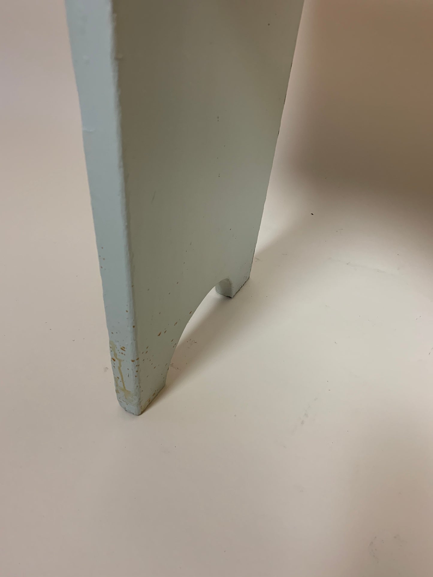 Liten bänk med mycket patina