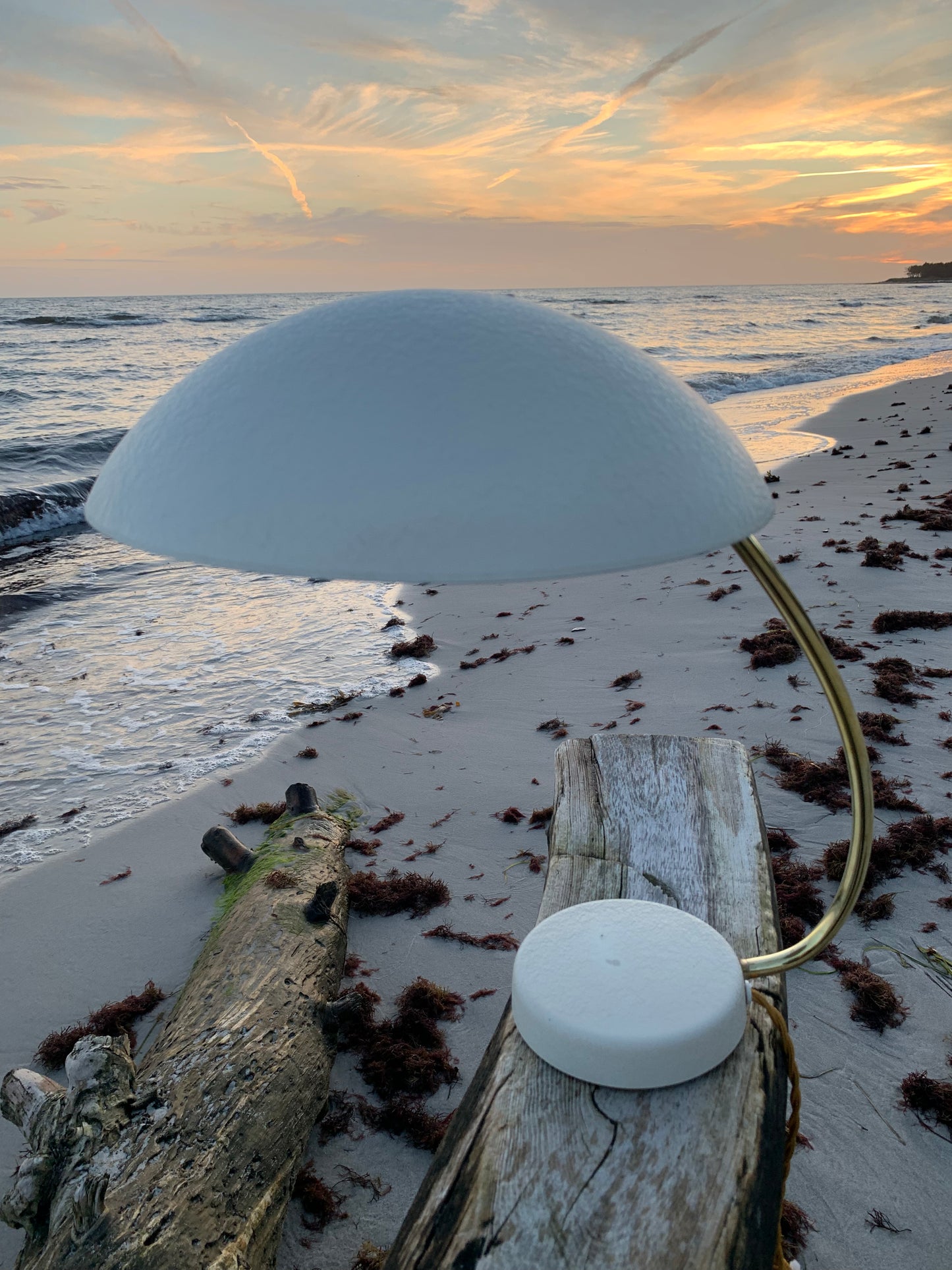Kosacklampa - Krämfärgad med arm i mässing