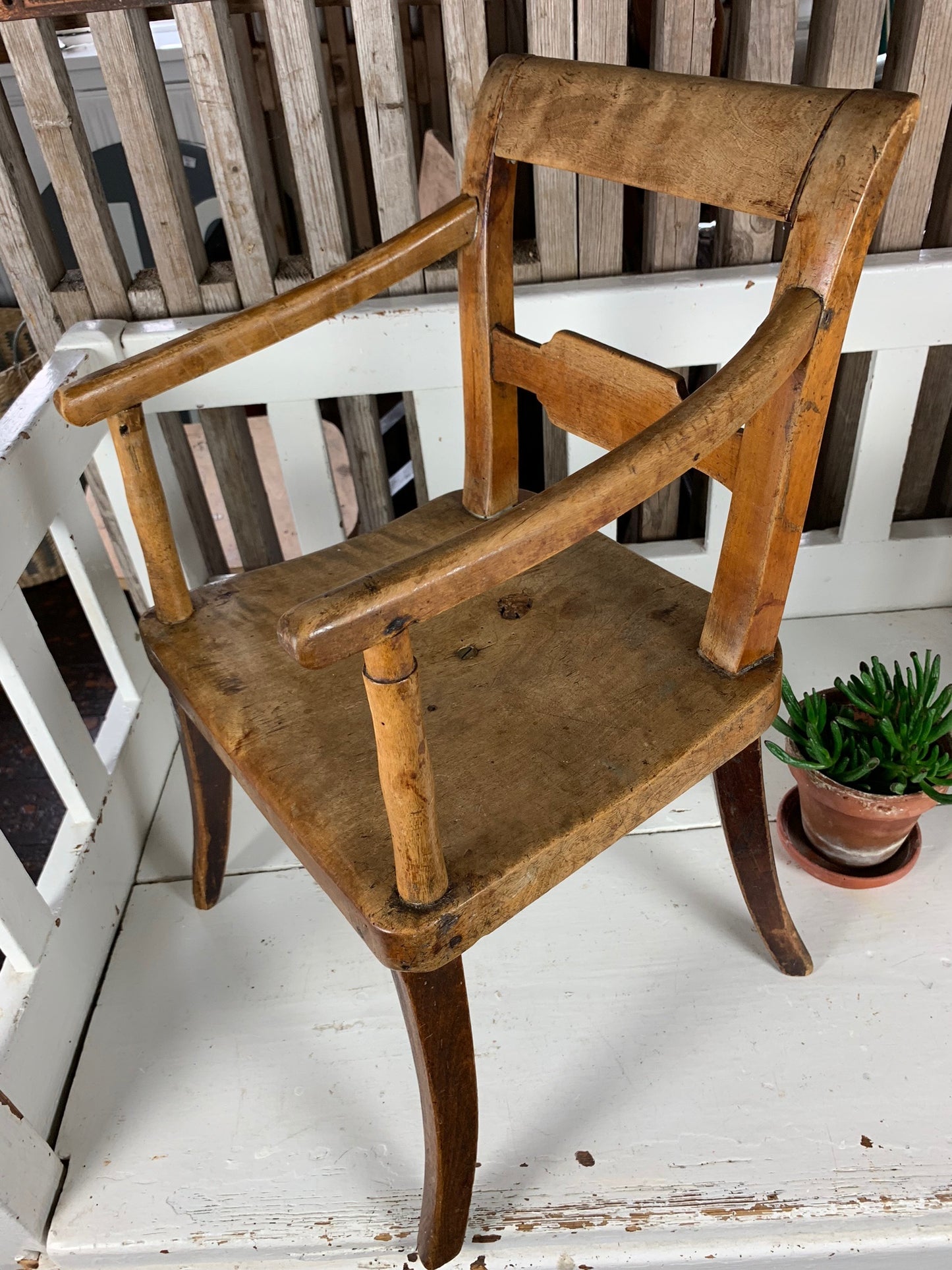 Mycket gammal barnstol med vacker patina