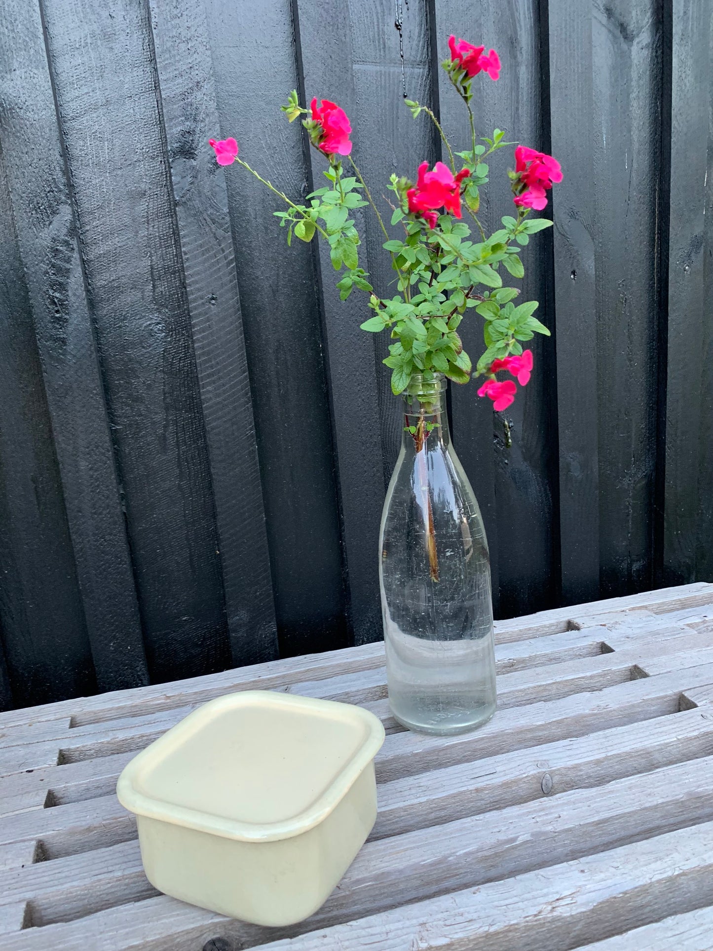 Emaljburk med lock