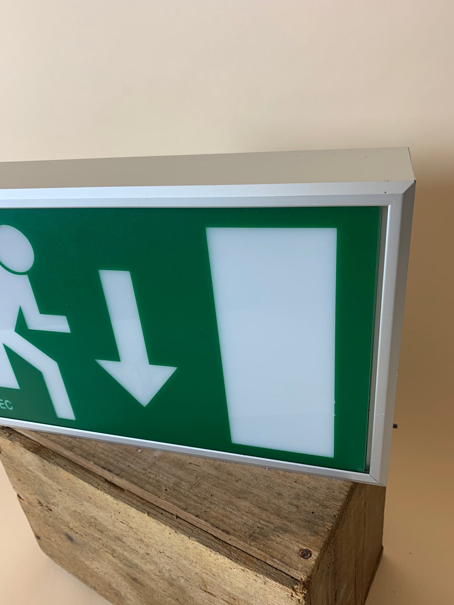 Ljusskylt som fungerar som lampa