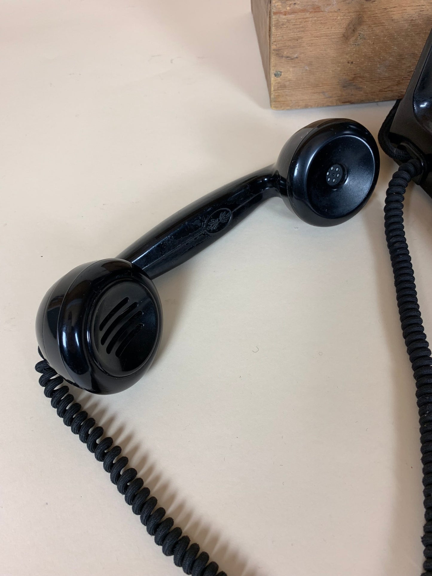 Gammal bakelittelefon