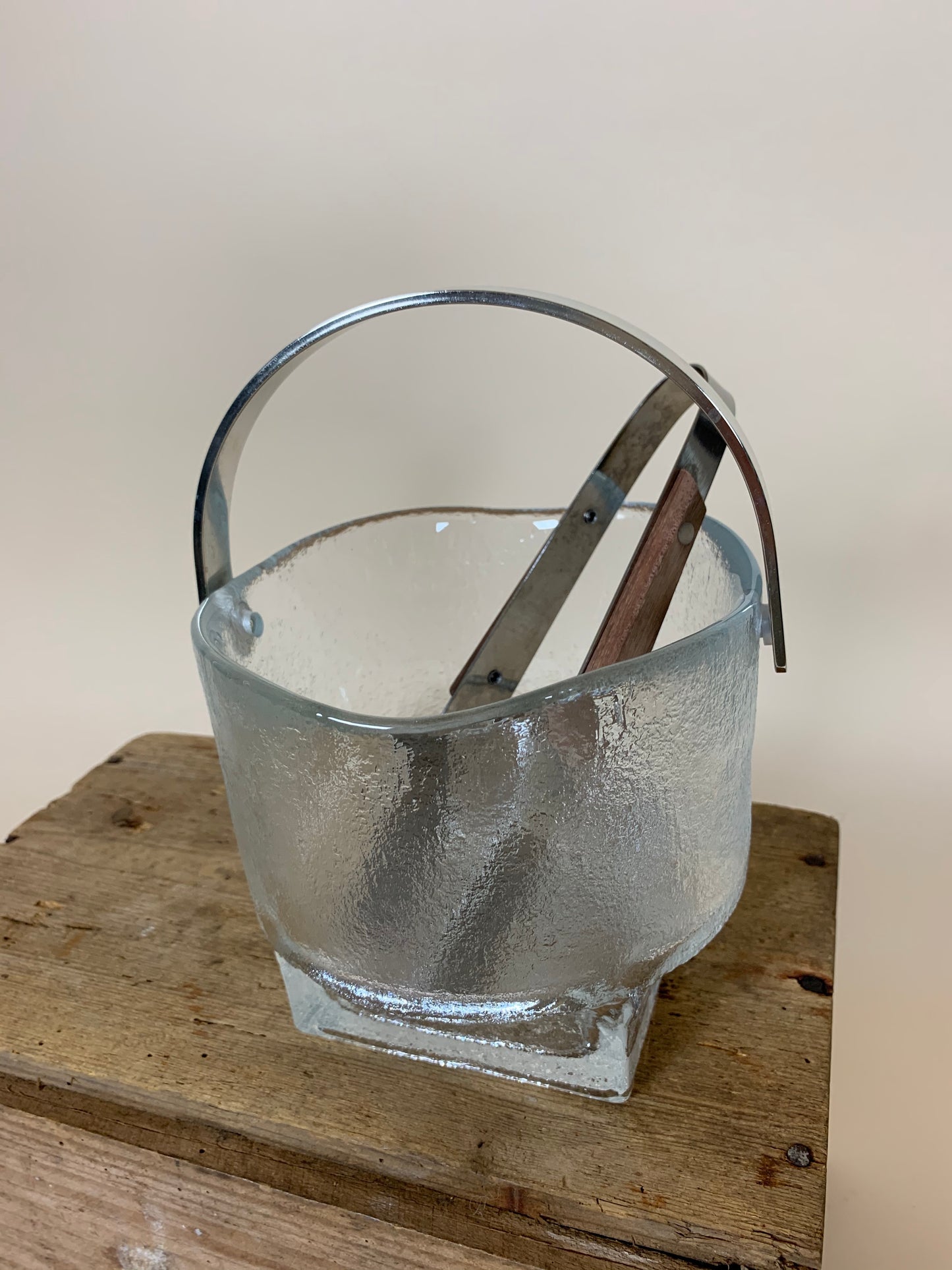 Ishink i glas med handtag