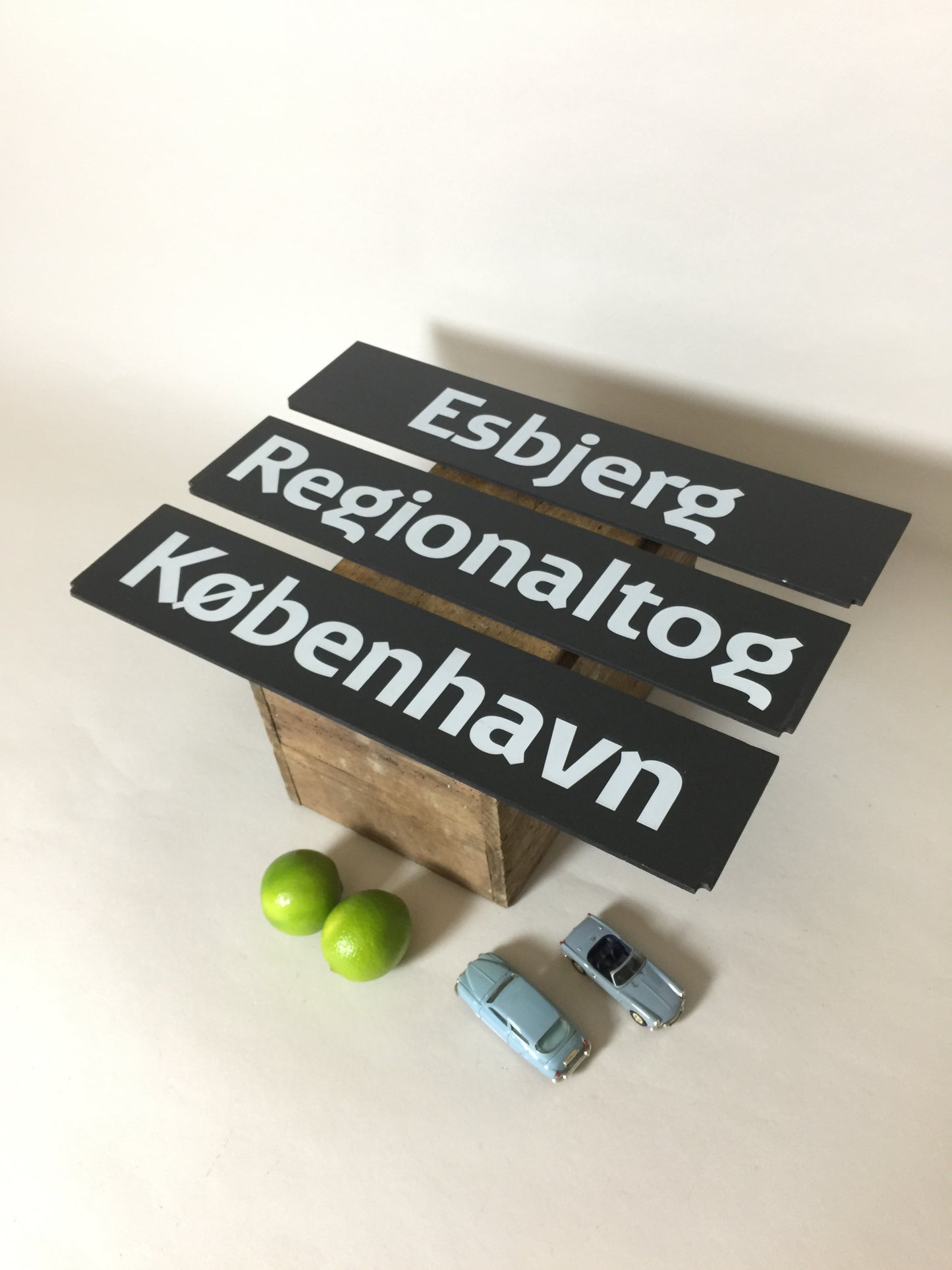 Roliga DSB-skyltar från tåg (priset är för alla 3 st.)