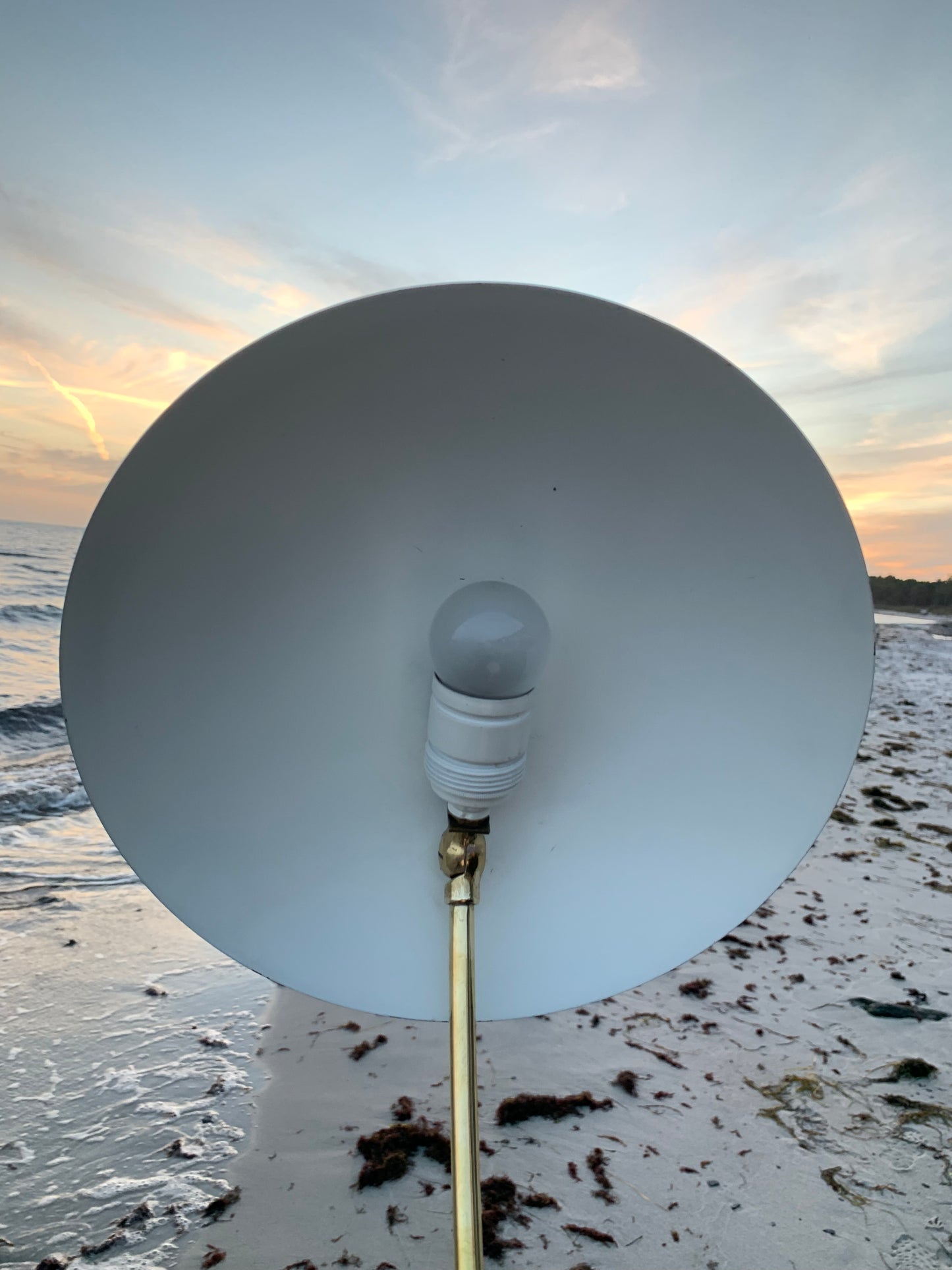 Kosacklampa - Krämfärgad med arm i mässing