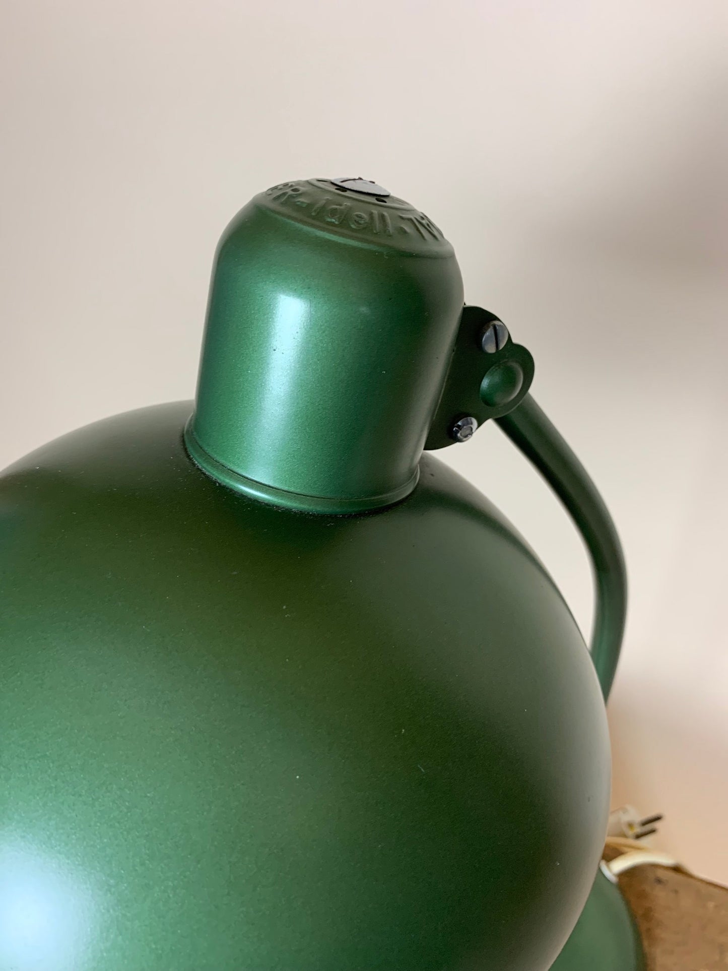 Grön Kaiser Idell lampa - designad av Christian Dell